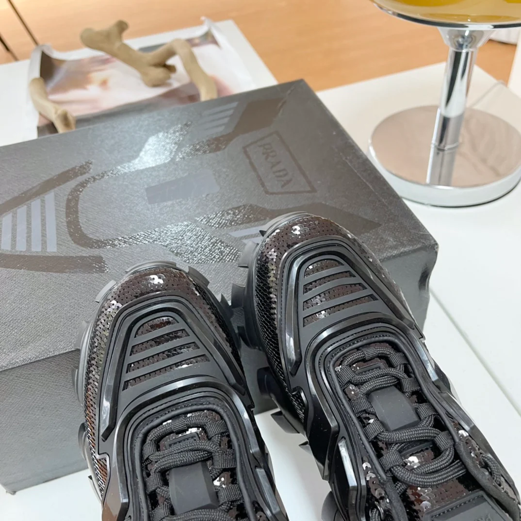 Обувь Prada - коллекция Prada ранней весны 2022 года - блестящие массивные кроссовки