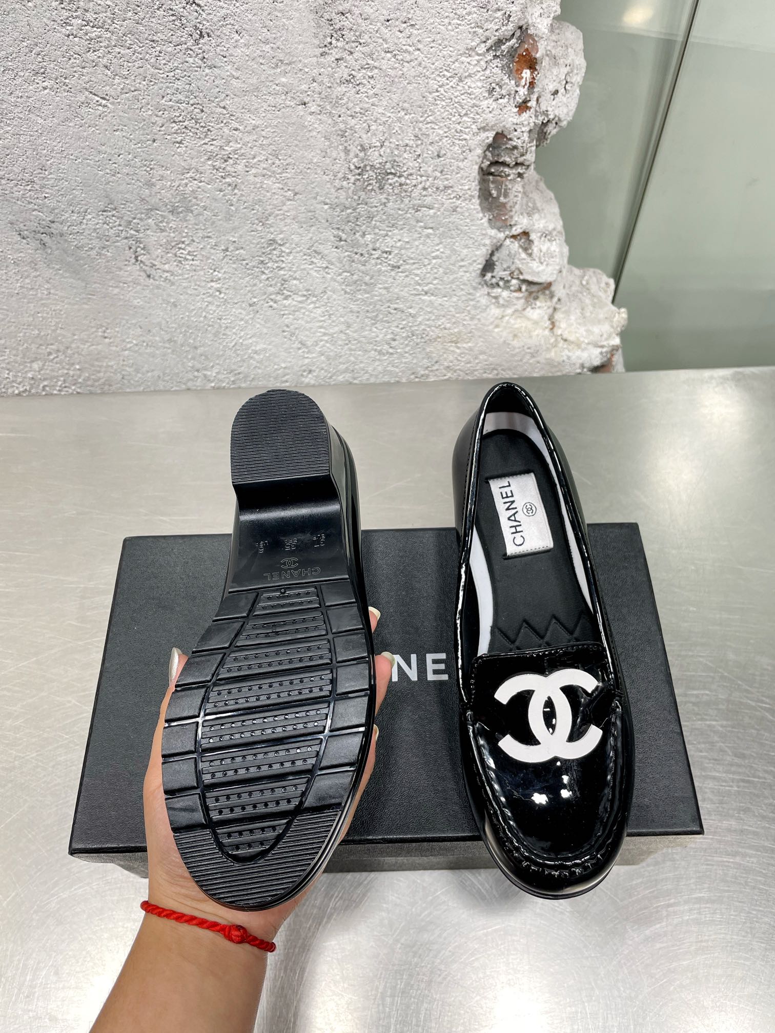 Новинка сезона осень/зима 2022 от Chanel - Ретро-туфли афро на низком каблуке - Черные