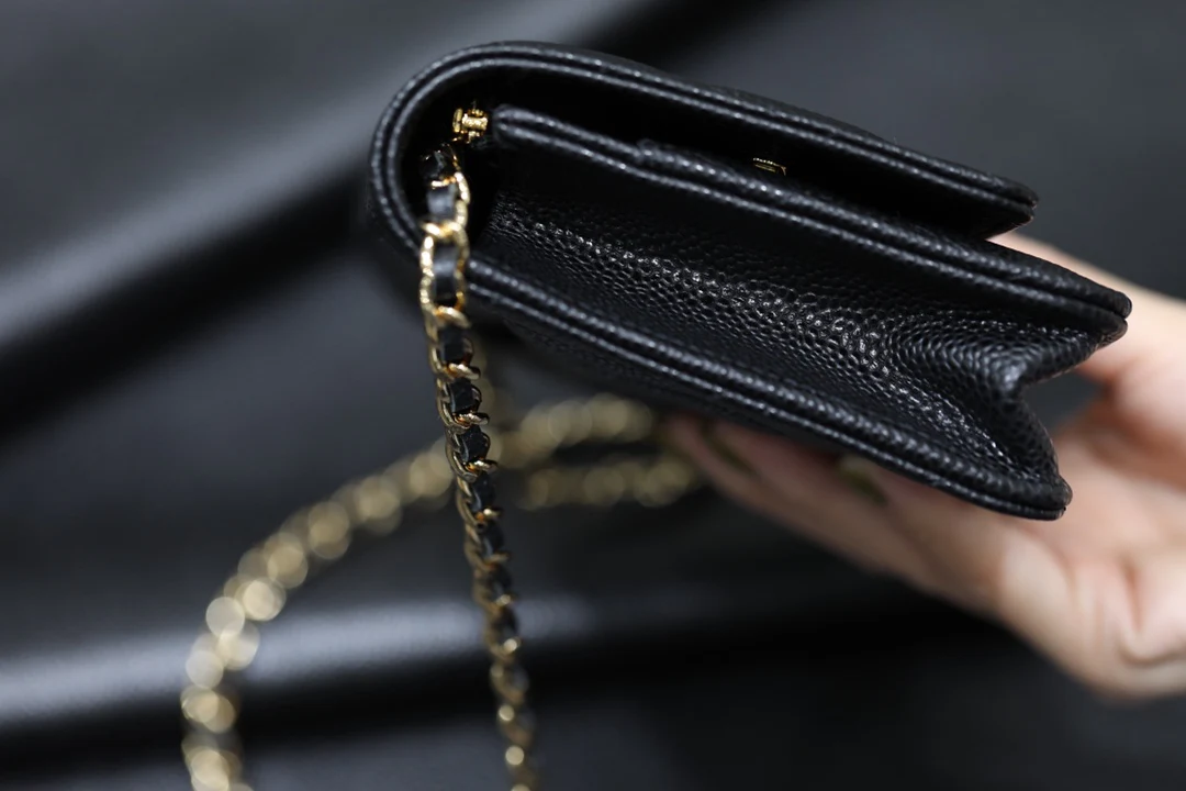 Классическая сумка Chanel WOC из черной кожи личи с золотой пуговицей - 1 шт.