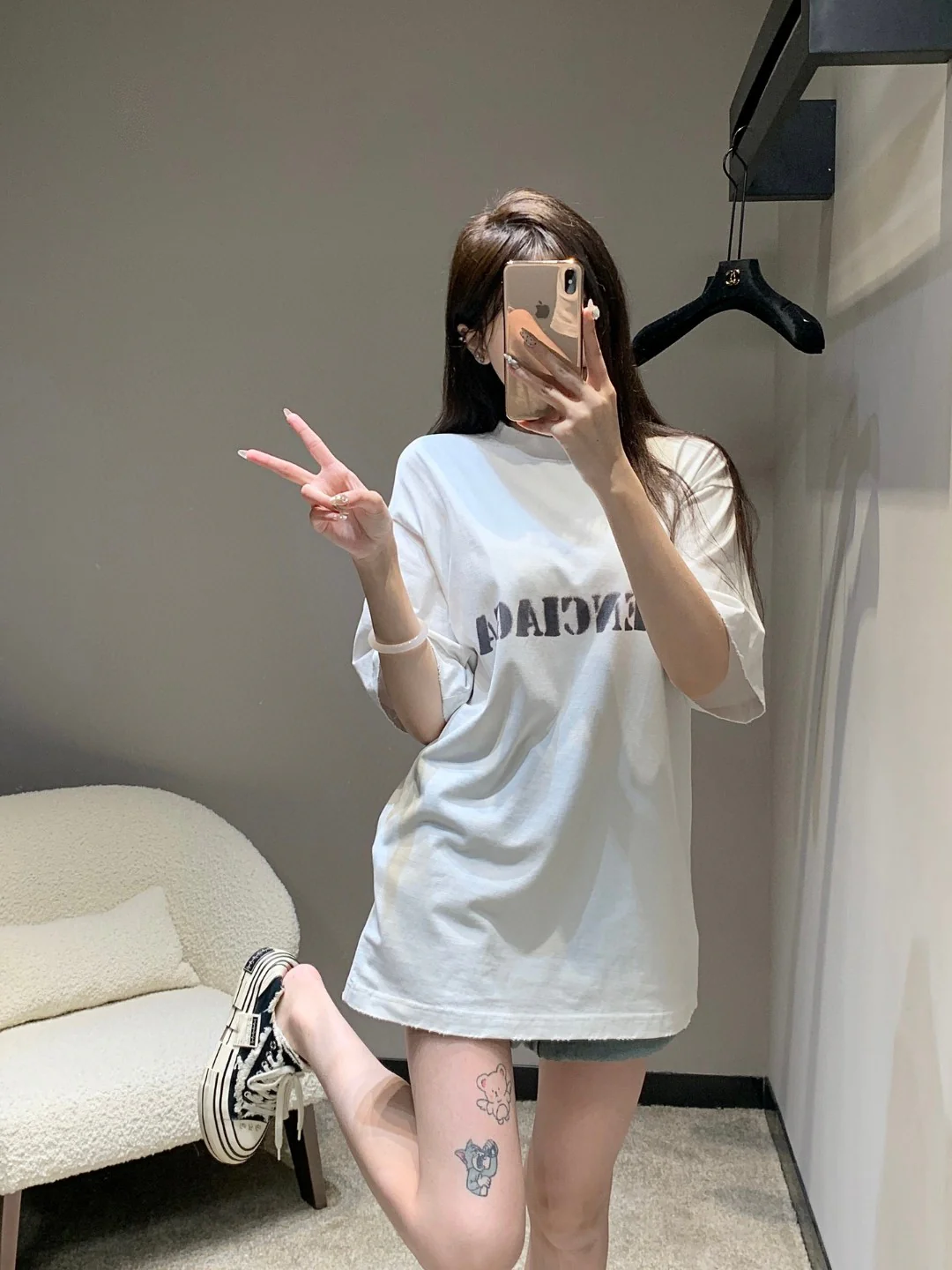 Футболка Balenciaga 2403 Vintage с потертым принтом и короткими рукавами - белая