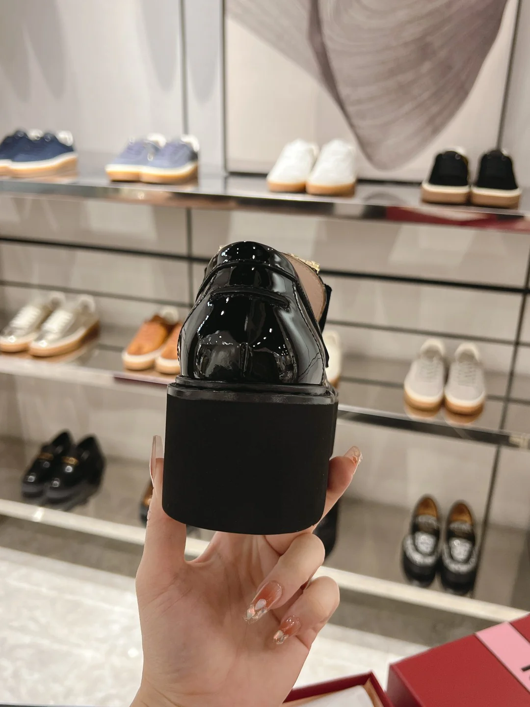 Лоферы RV-2024 с пряжкой и стразами - черные