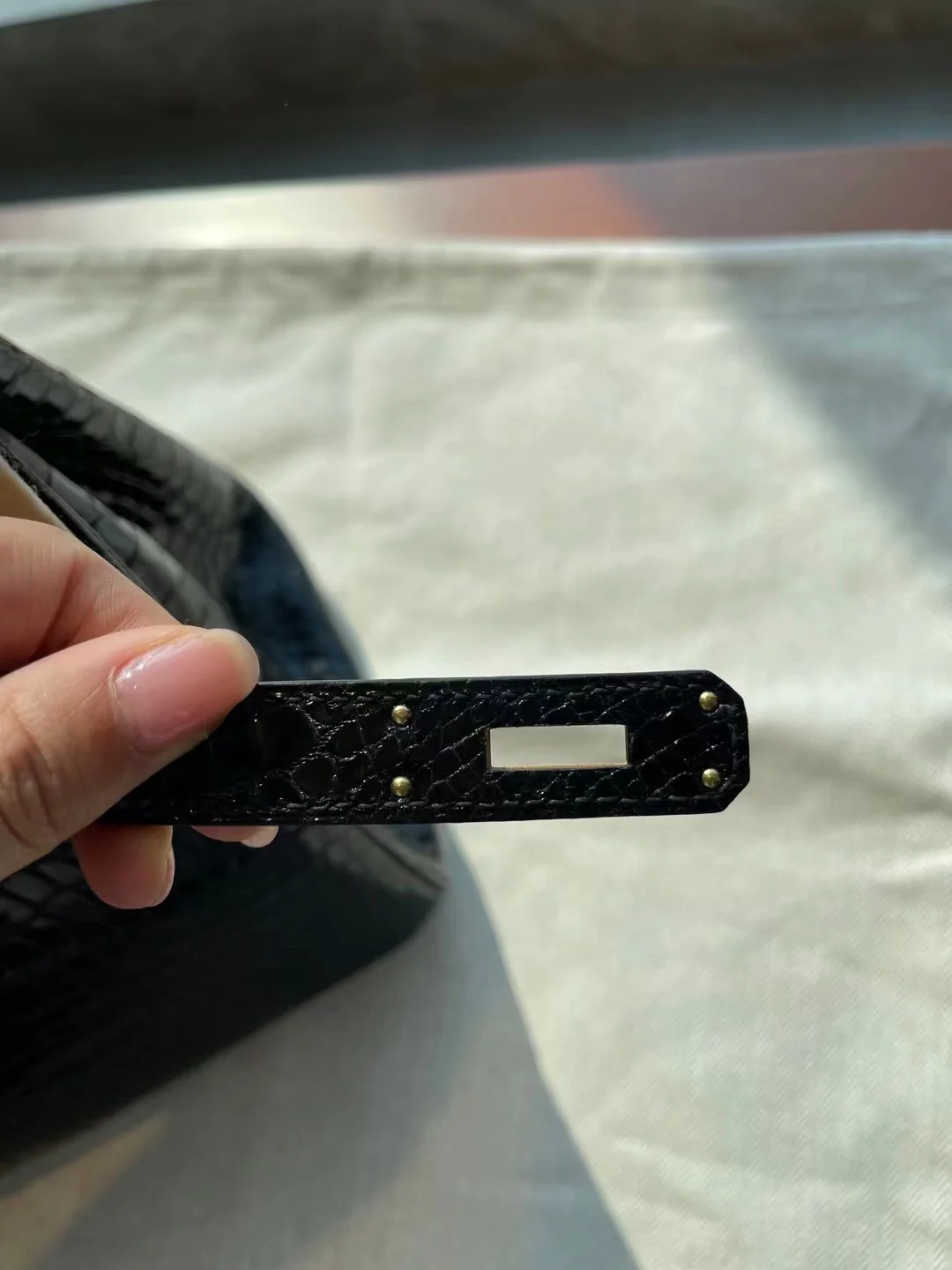 Сумка Hermes Birkin 30 из кожи аллигатора, черная, с золотой пряжкой.