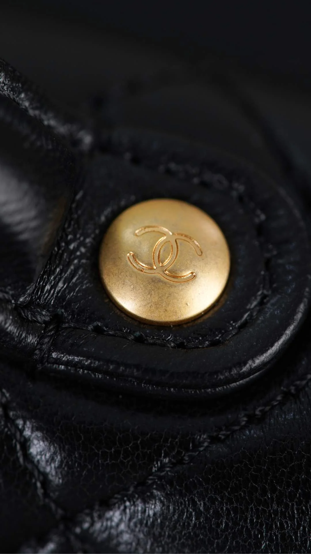 Chanel 25p - Сумка с горизонтальной ручкой и клапаном - Черно-золотая