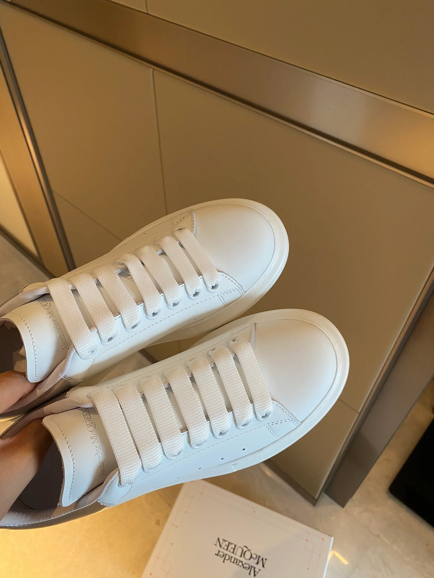 Классические белые кроссовки McQueen - лакированное серебро