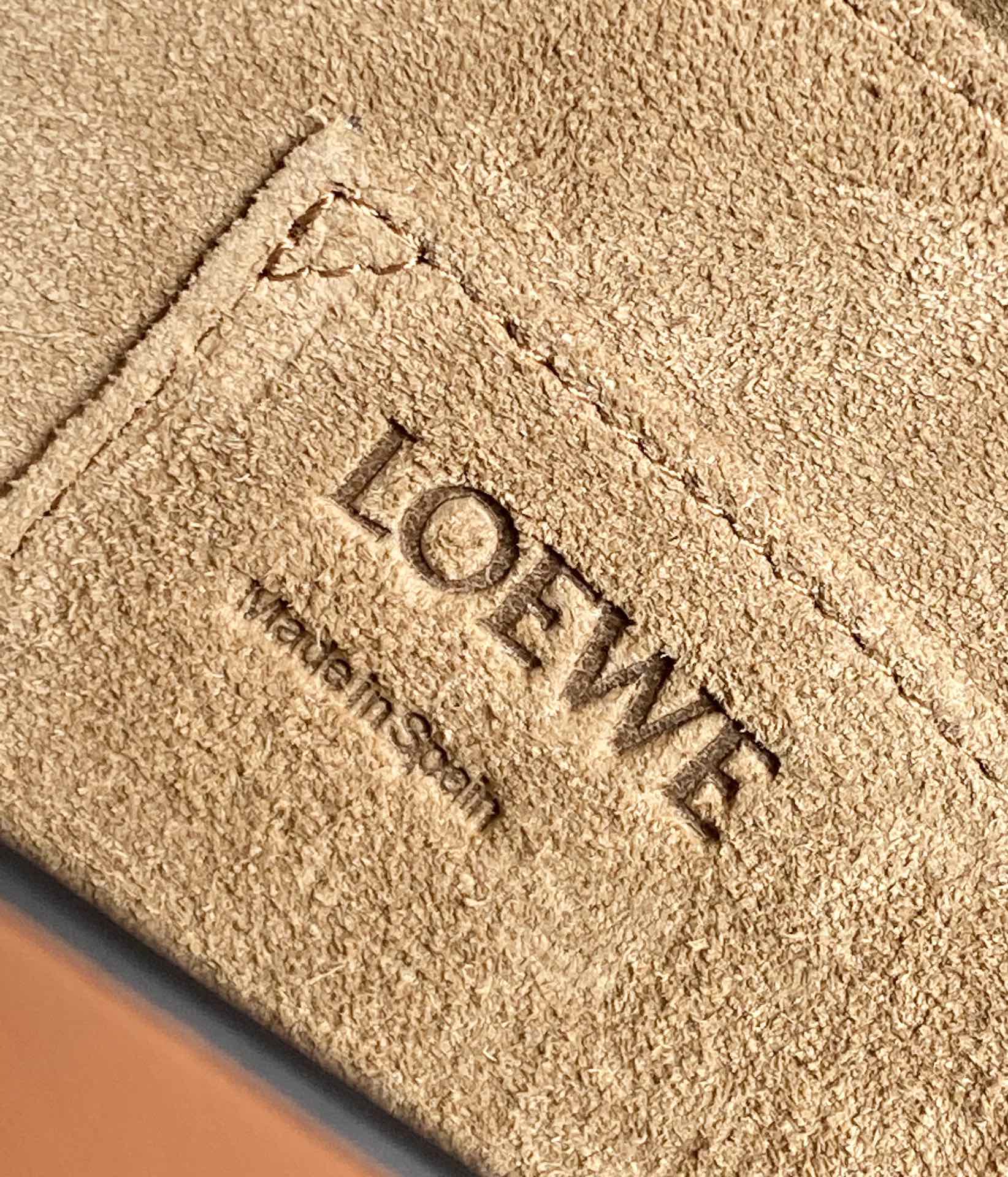 Ремешок для плеча Loewe Gate Small 20x19x11,5 см с надписью.