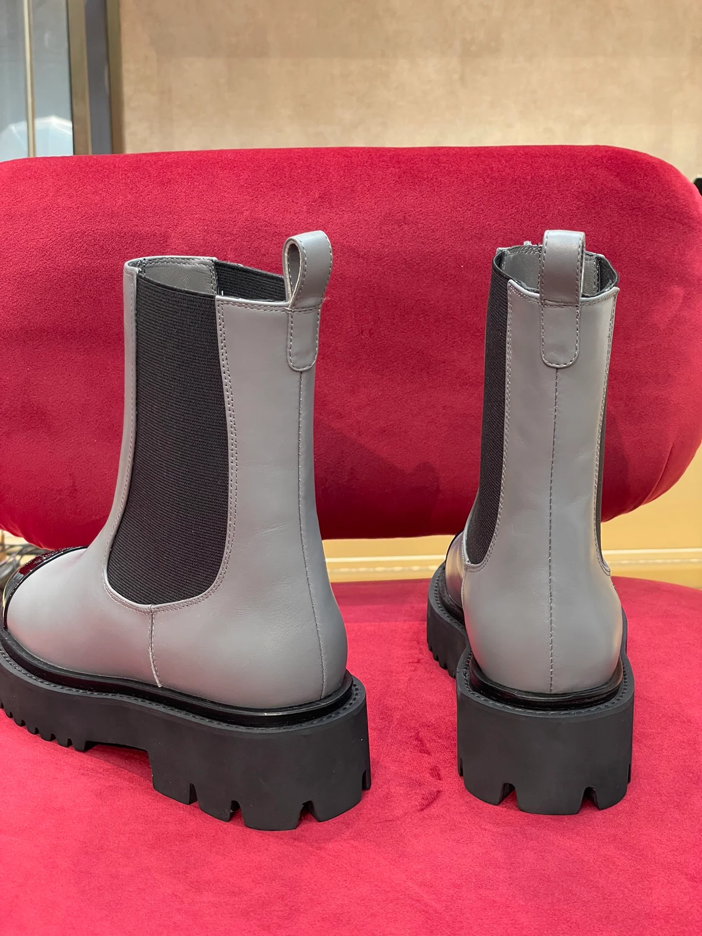 Новинка 2022 года от Chanel - Ботинки челси с круглым носком - Серые