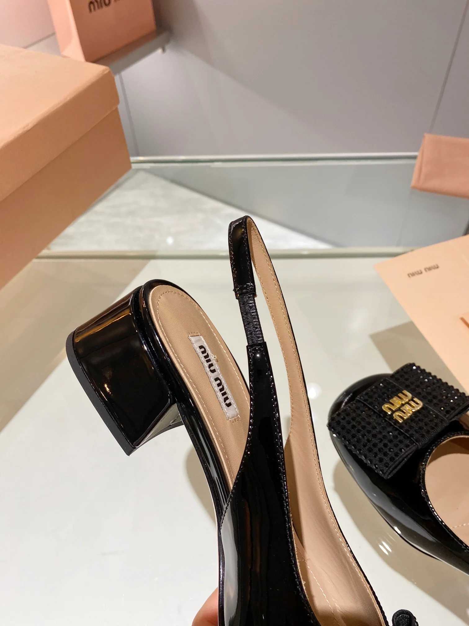 Miu Miu - Новинка сезона осень/зима 2023 - Туфли на низком каблуке с квадратным носком - Черные