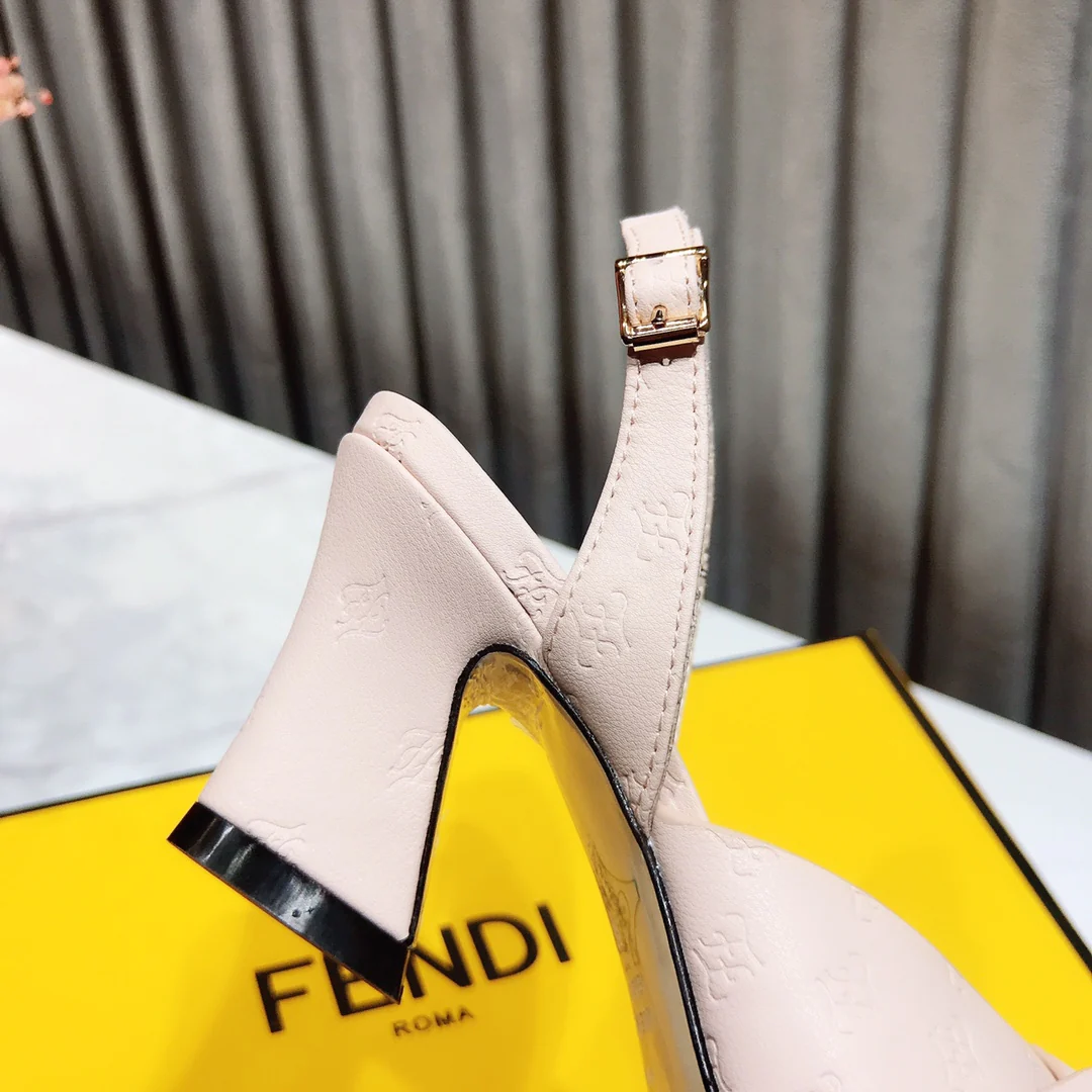 Весенняя коллекция Fendi 2022 — Сандалии на низком каблуке — Розовые