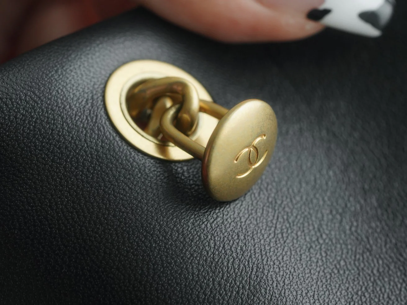 Пряжка Chanel 23 в стиле ?Камелия? — черная.