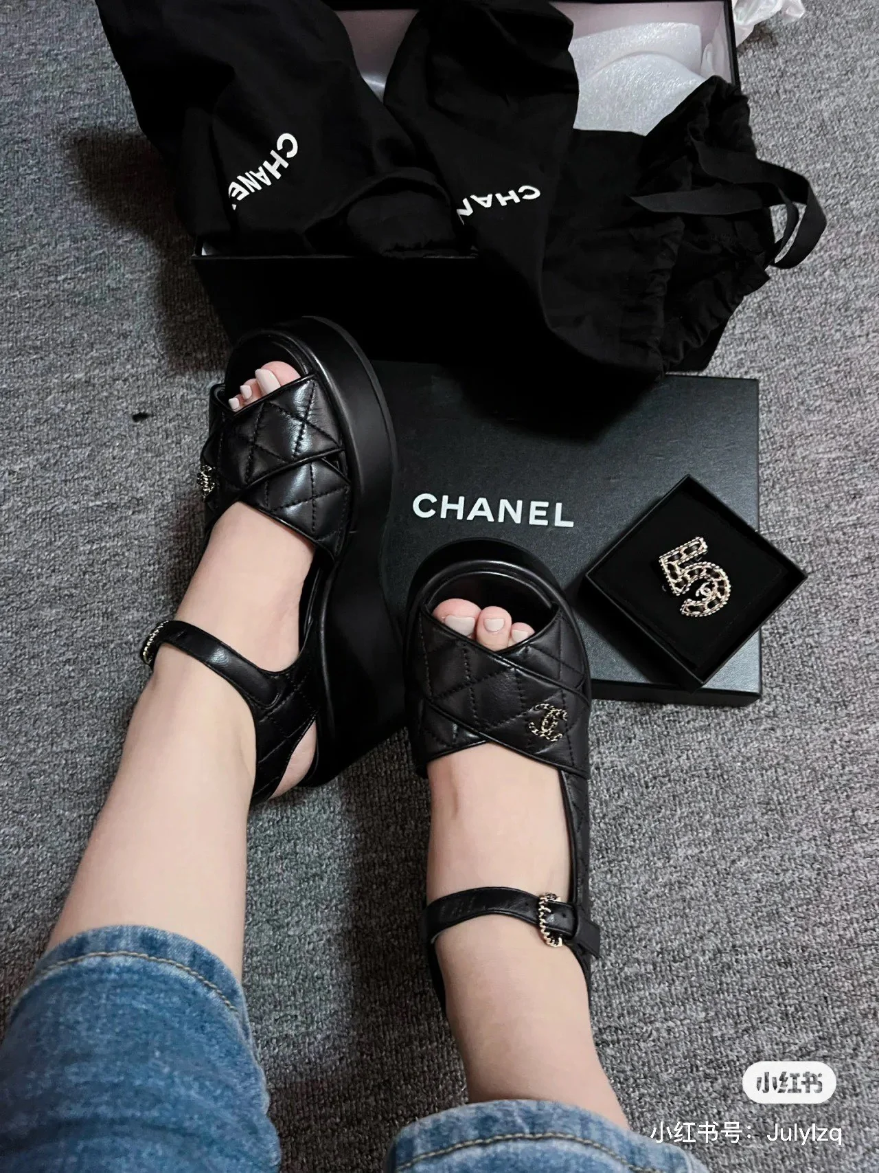 Новинка сезона весна/лето 2023 от Chanel - Сандалии на танкетке из овечьей кожи - Черные