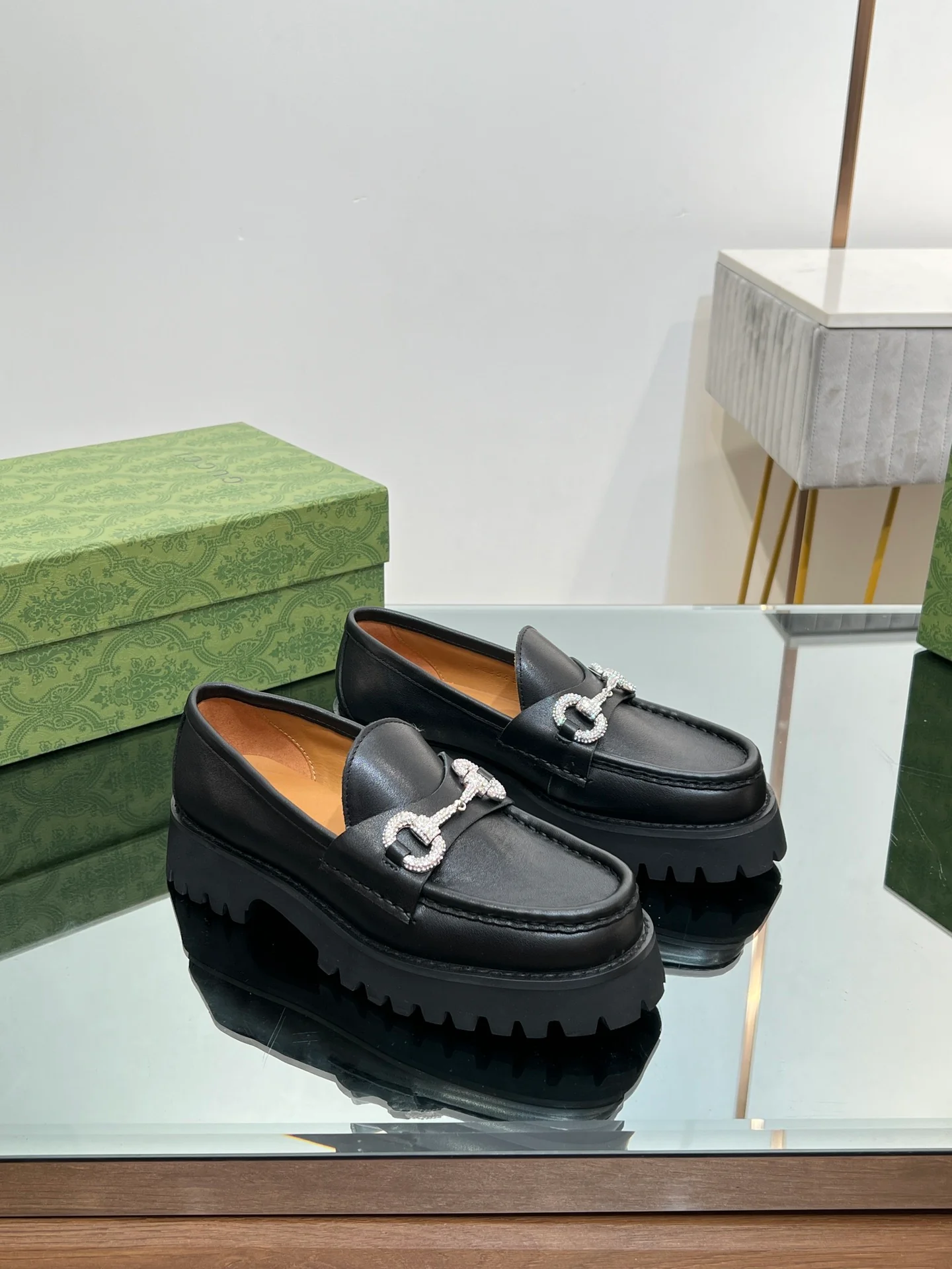 Лоферы Gucci 2024 на платформе с кристаллами и стразами, черные - 1 шт.