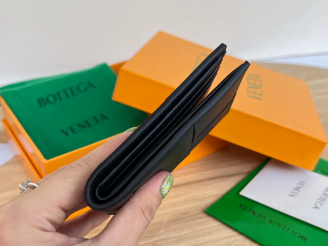 BV-大编织 两折扣短夹 牛皮 11.5x9.5cm