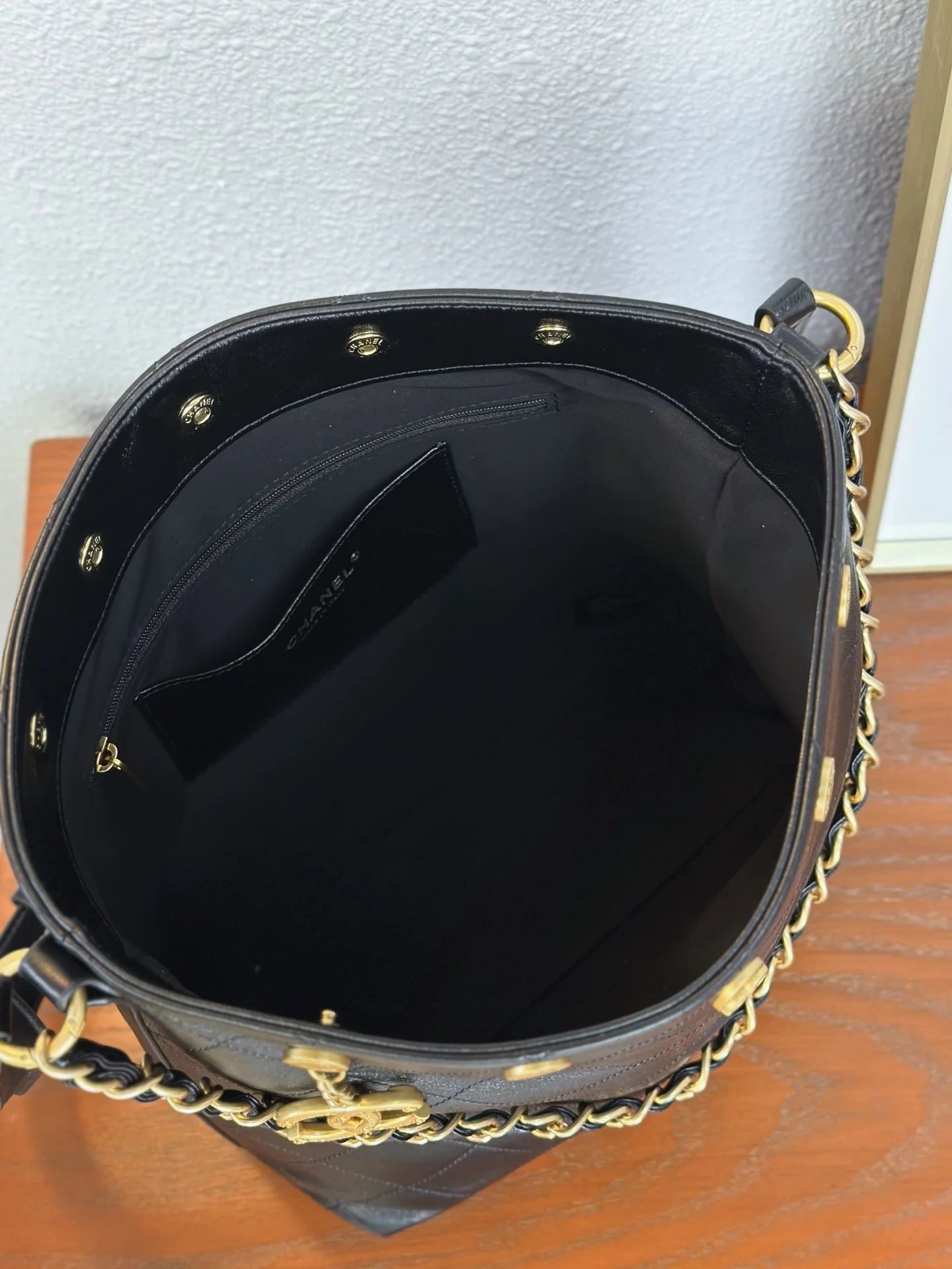 Сумка Chanel в стиле хиппи с золотой монетой 25 пенсов — черно-золотая.