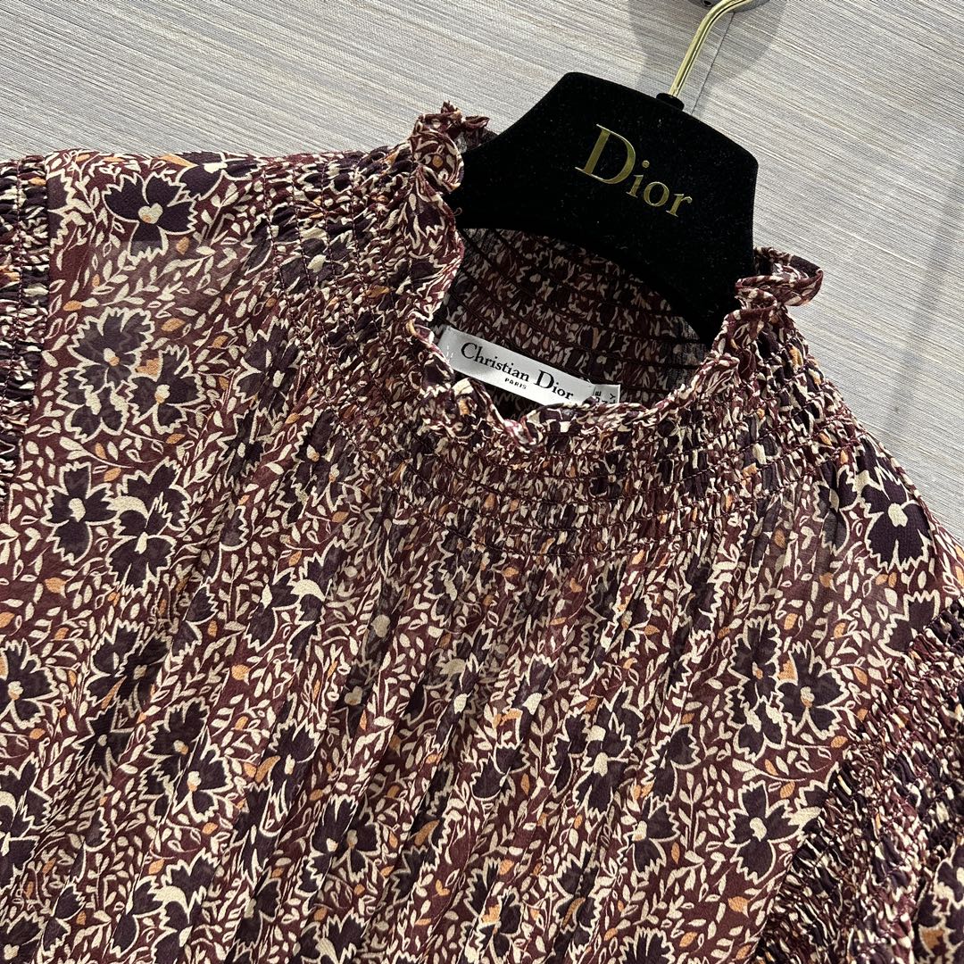 Новинка Dior весна/лето 2024: шелковое платье в стиле ретро с абстрактным принтом, вдохновленное Хепберн.