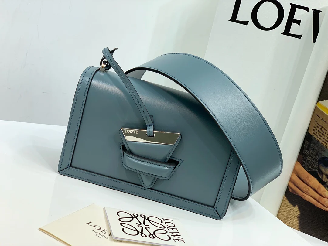 Треугольная сумка Loewe - Телячья кожа - Маленькая - 3