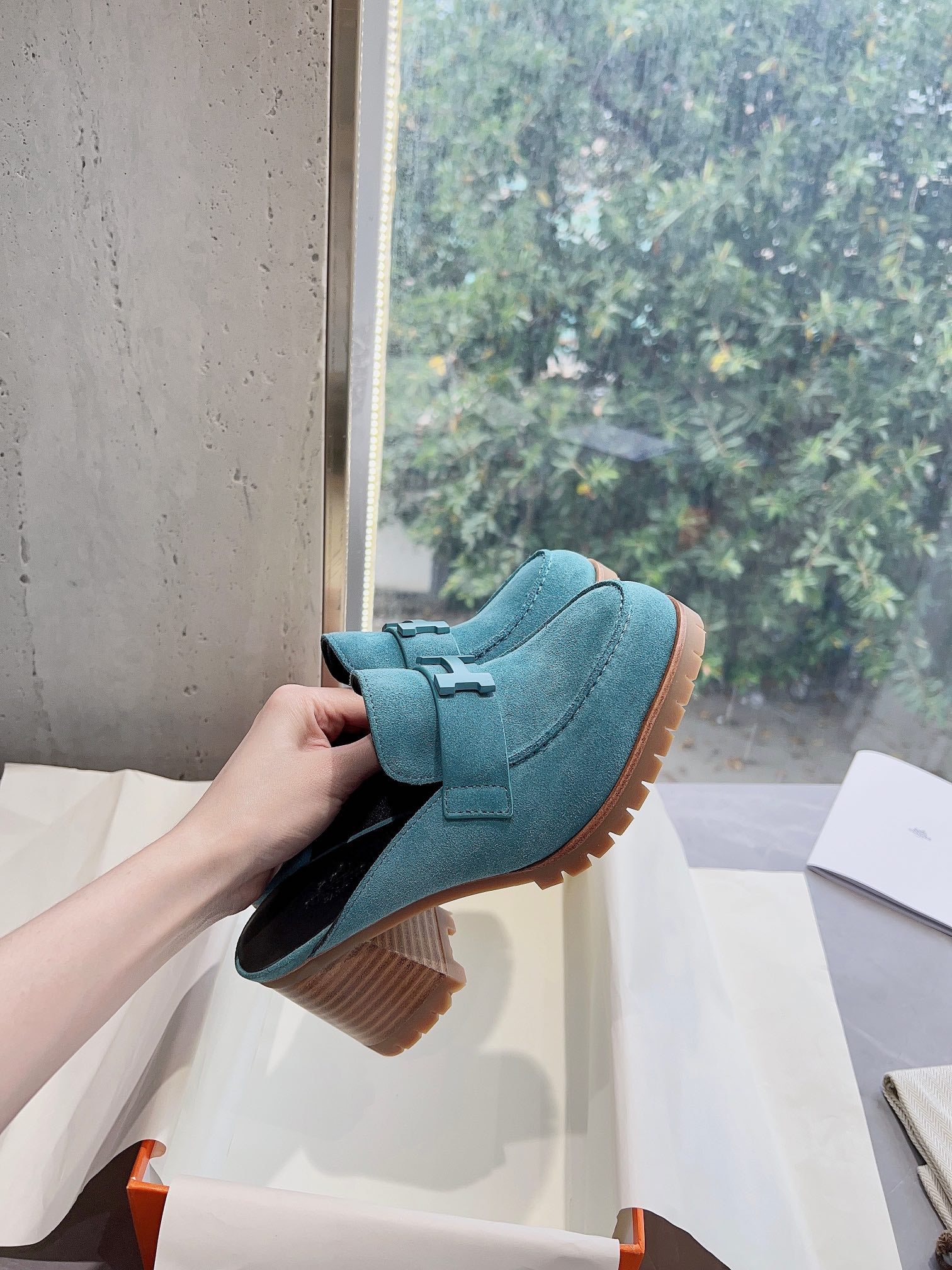 Новинка сезона весна/лето 2023 от Hermes: мюли на высоком каблуке с закрытой верхней частью и пряжкой в ??форме буквы H.