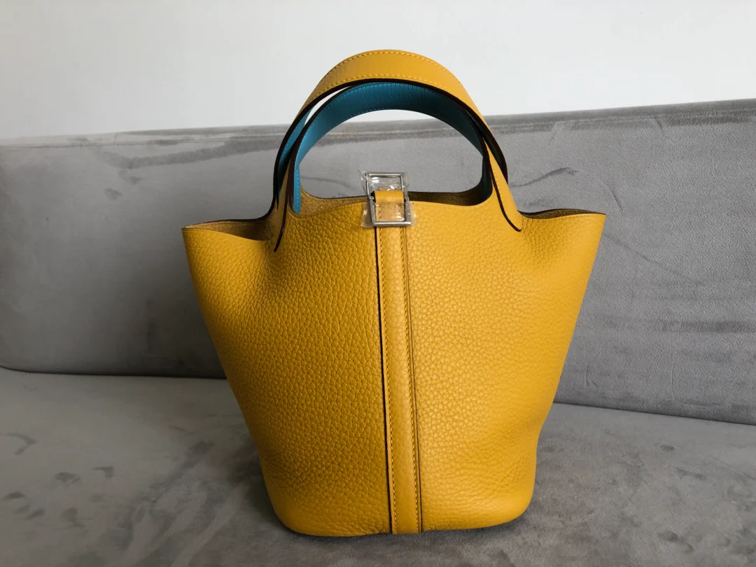 Hermes Пикотин 18TC янтарно-желтого цвета с небесно-голубыми акцентами и серебряной пряжкой