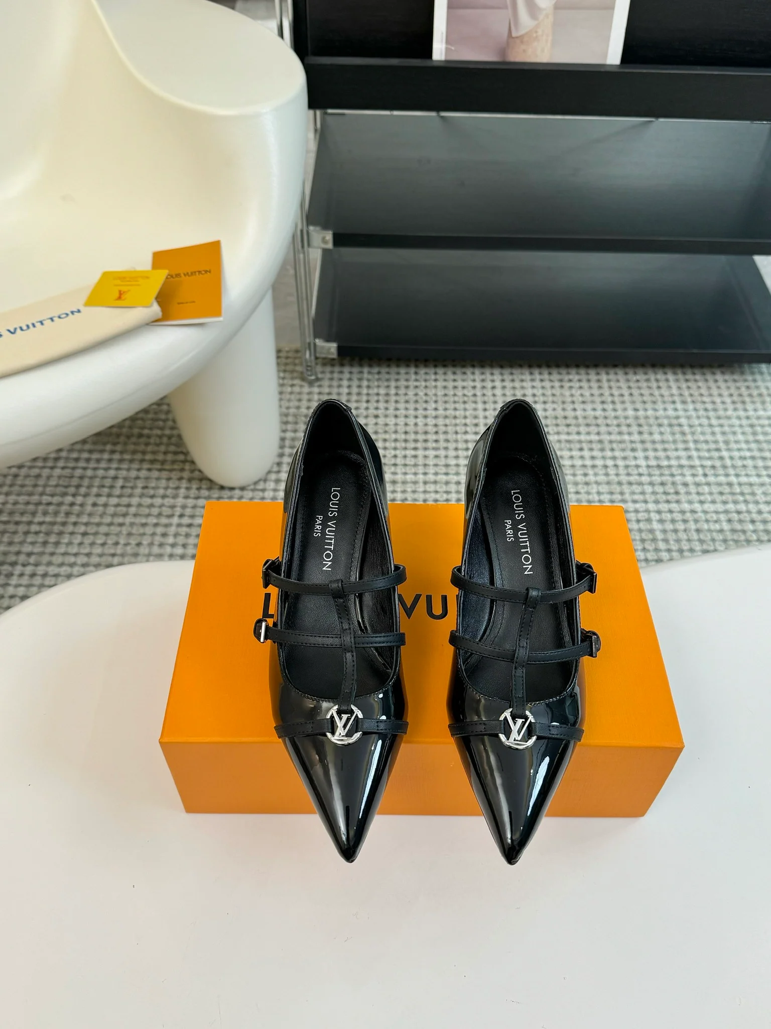 Туфли на высоком каблуке LV-2024 с двойным ремешком и острым носком - черные