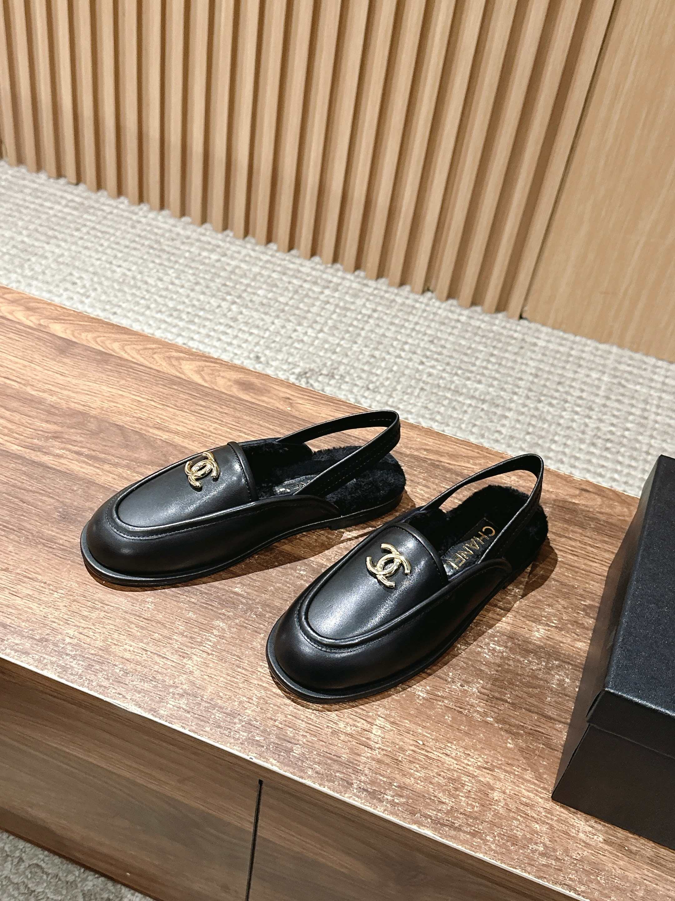 Новинка сезона ?Начало осени? от Chanel — Меховые туфли — Черная кожа