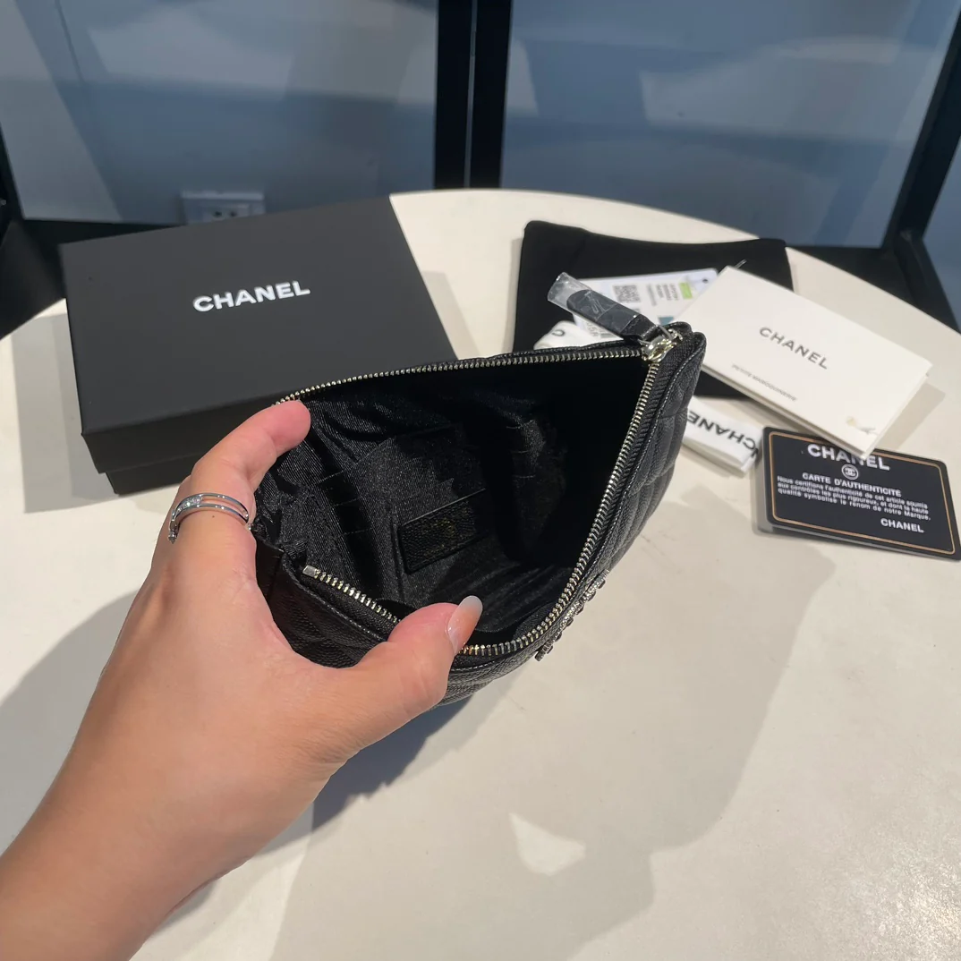 Chanel-22s 钻扣小号手拿包