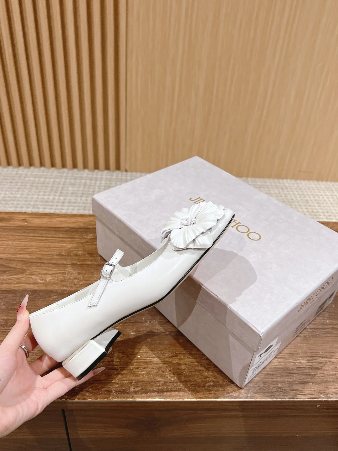 Туфли ?Мэри Джейн? с цветочным принтом от Jimmy - белые.