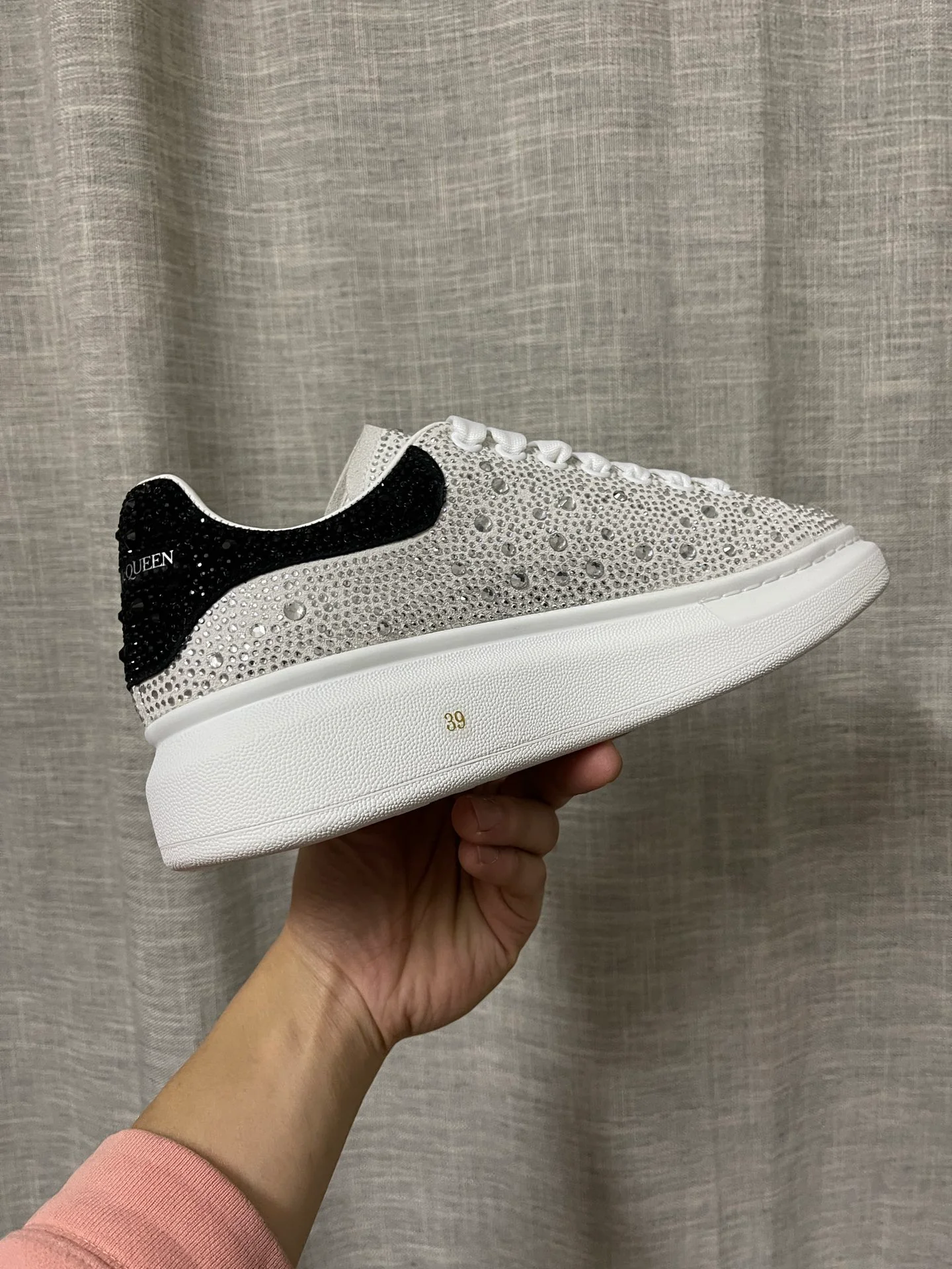 Классические белые кроссовки McQueen - унисекс - верх с белыми ромбами - каблук с черными ромбами - премиум-издание