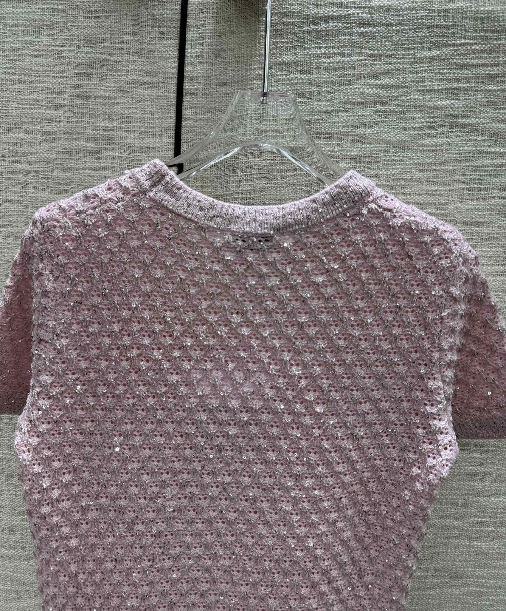 Футболка Chanel 2403 из трикотажа с коротким рукавом, черная и серебристая, с пайетками, розовая.