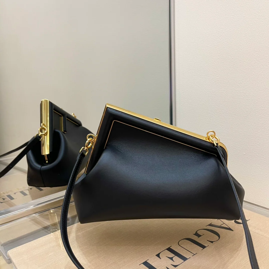 Черная кожаная сумка Fendi First - 1