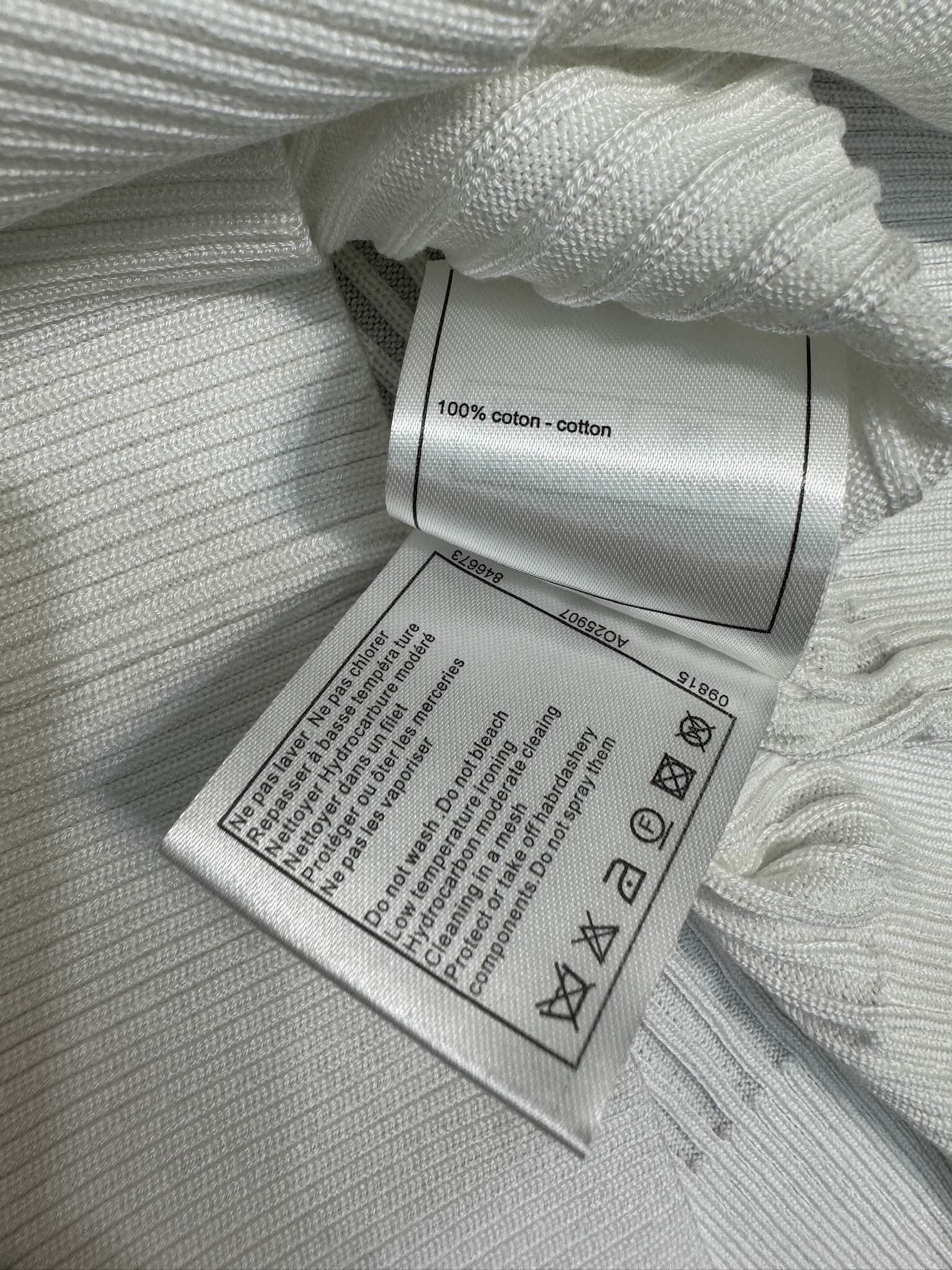 Вязаная футболка Chanel 2404 с коротким рукавом и изображением четырехлистного клевера и камелии - белая.