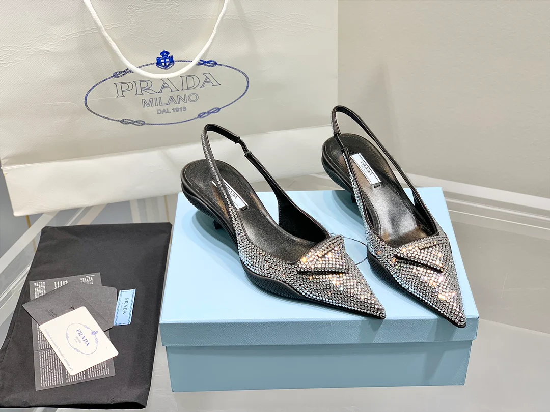 Prada - Туфли на низком каблуке, украшенные бриллиантами