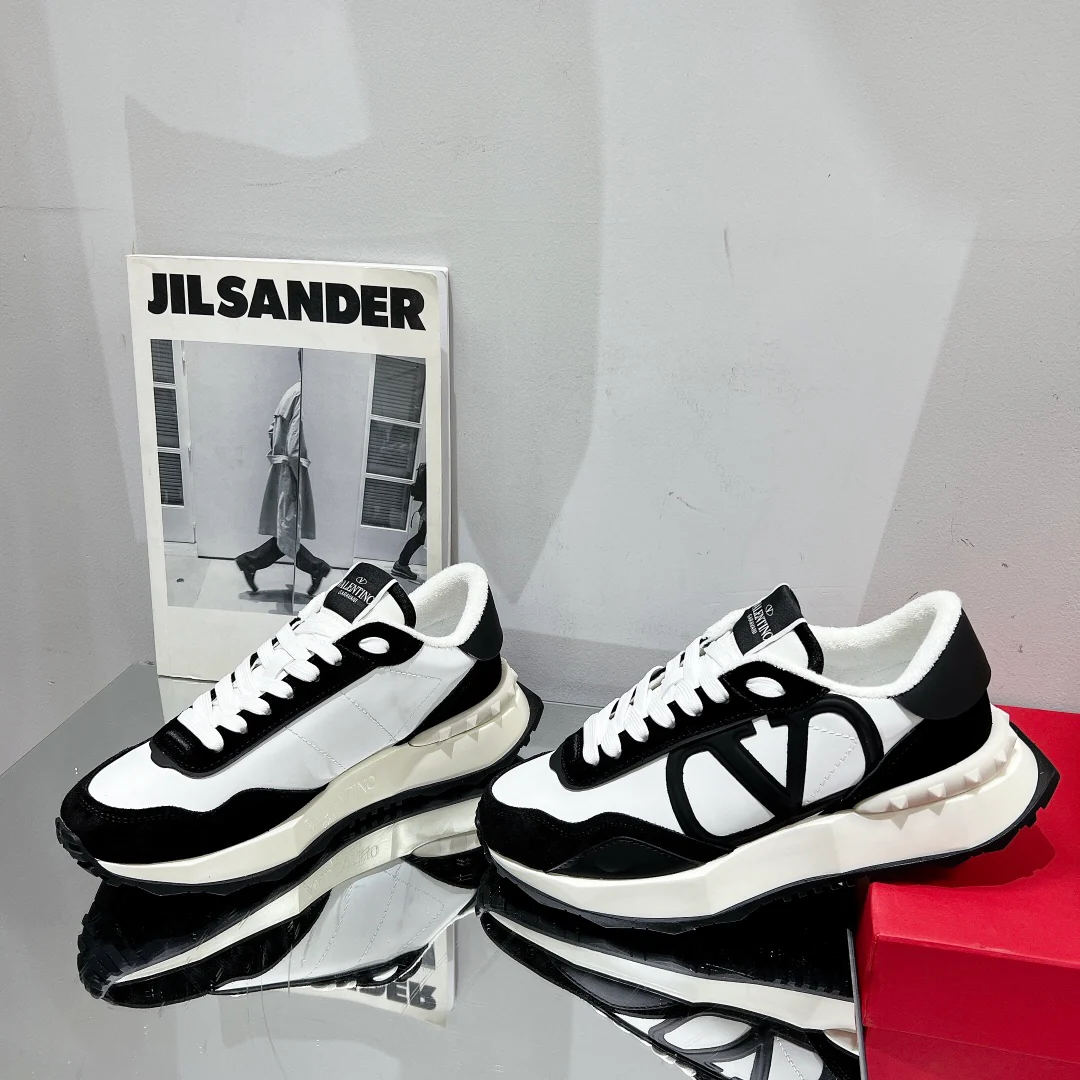 Новинка сезона весна/лето 2022 от Valentino - Кроссовки из шелковой кожи - Унисекс - Черные