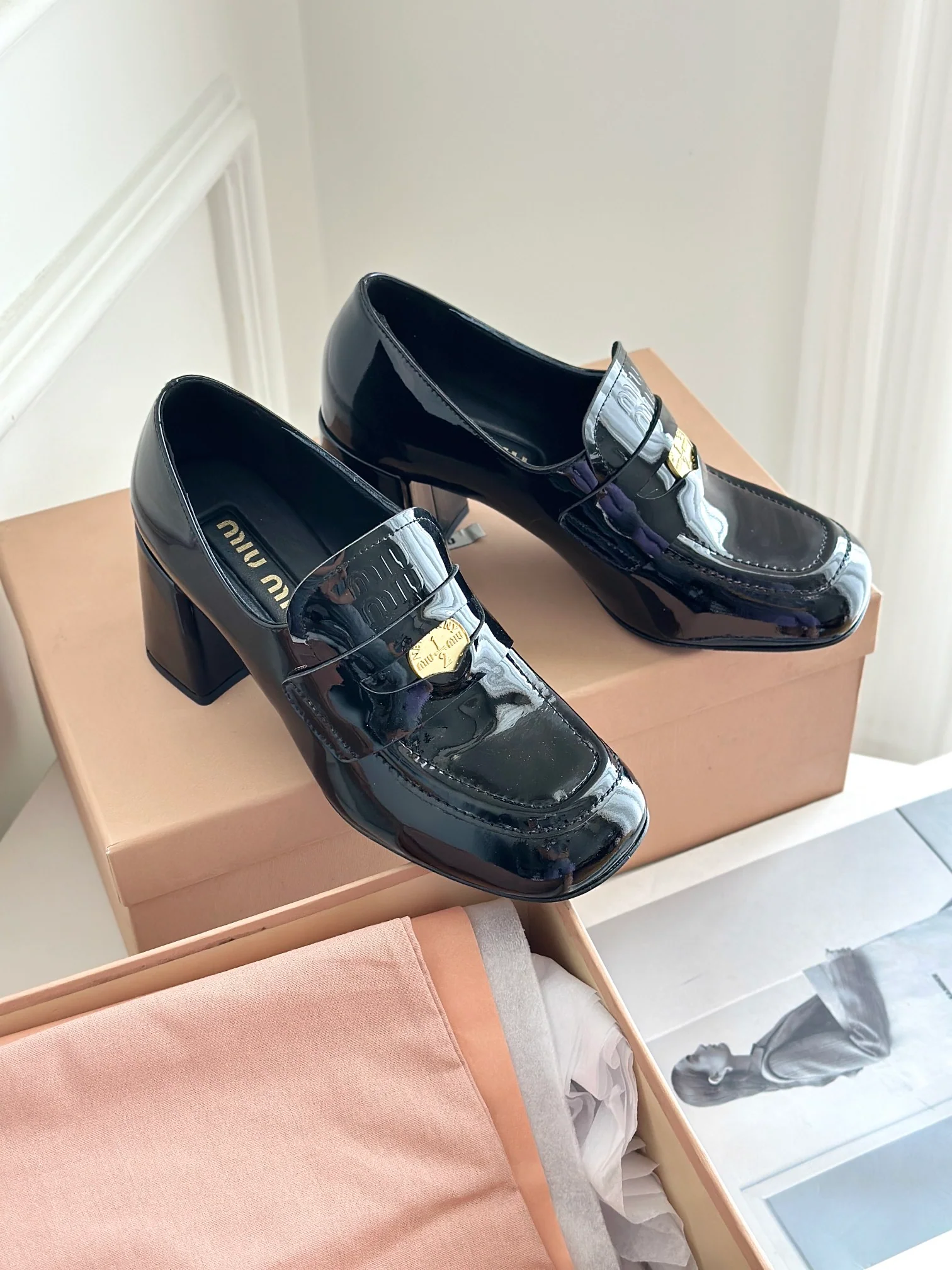 Новинка Miu Miu 2023 года - Лоферы на массивном каблуке с золотыми монетками - Черные