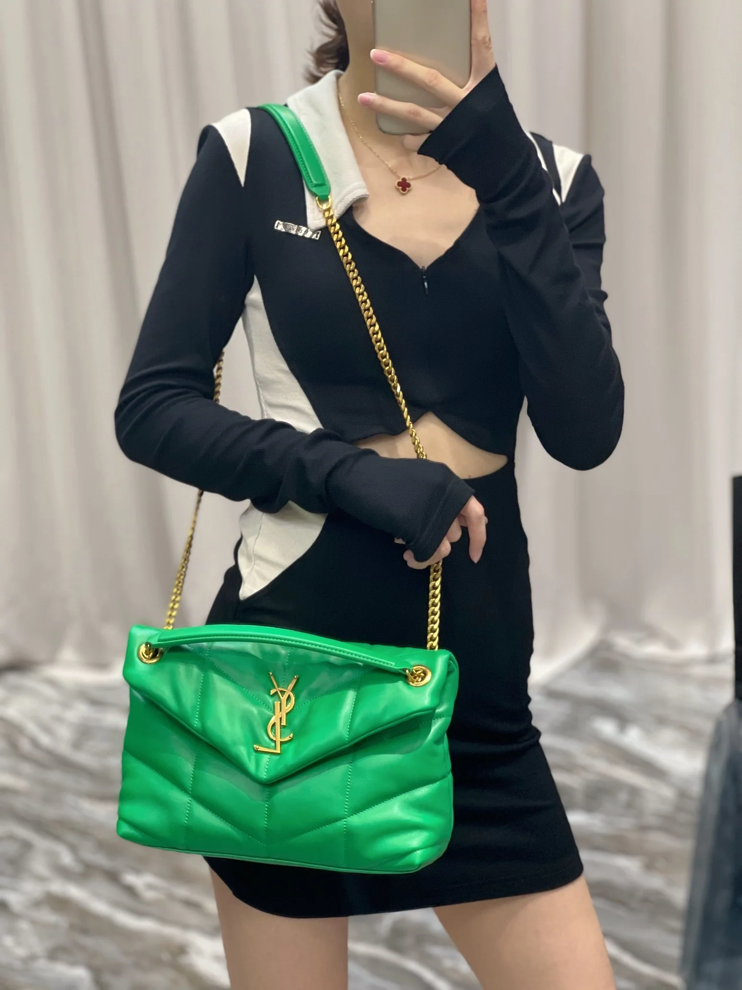 Стеганая сумка YSL из овечьей кожи - зеленая, с золотой фурнитурой - овечья кожа - 29 см - На фото: в сумке