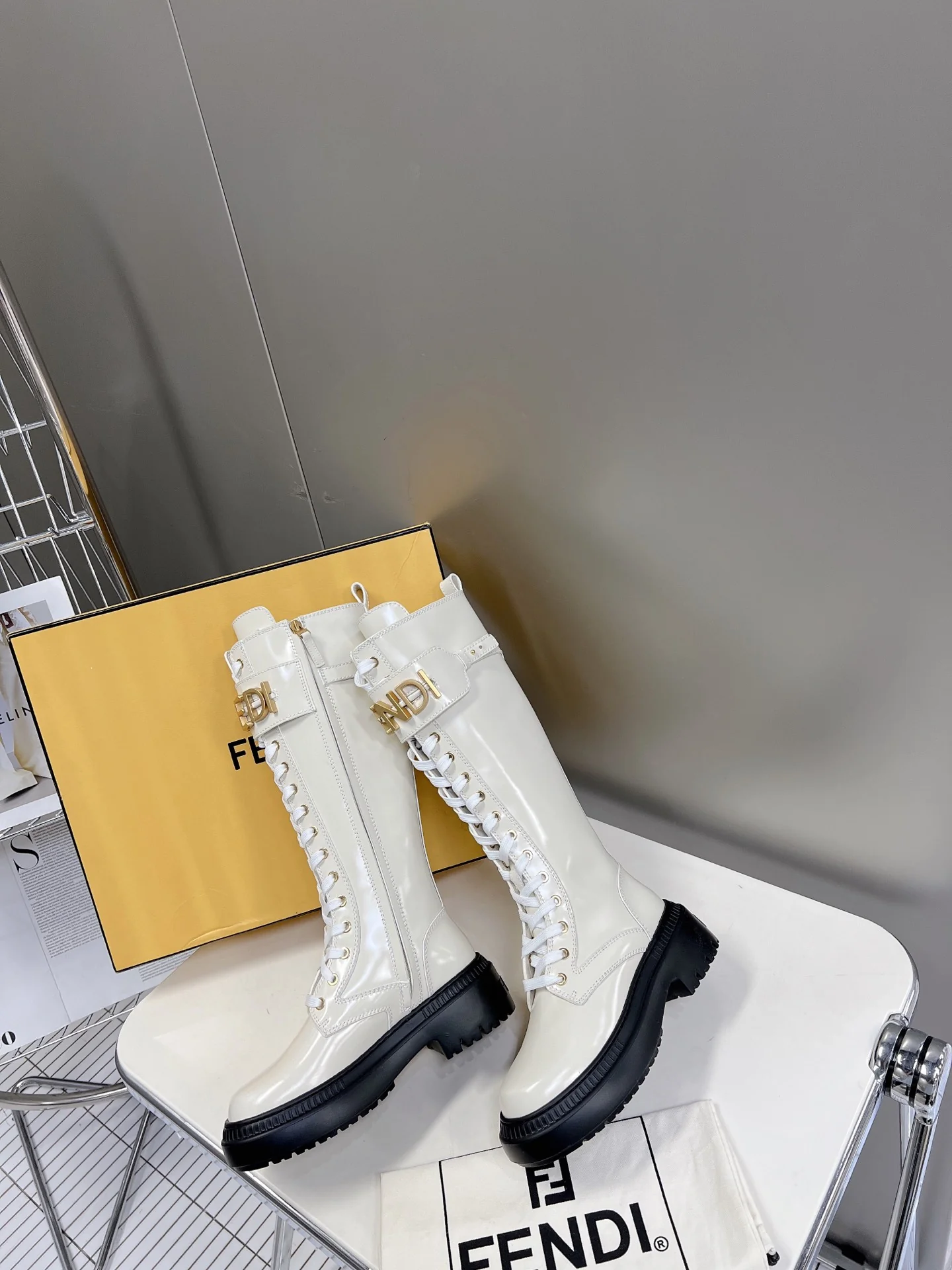 Новинка весны 2022 года от Fendi — Ботинки Martin на шнуровке с пряжкой в ??виде буквы — Белые