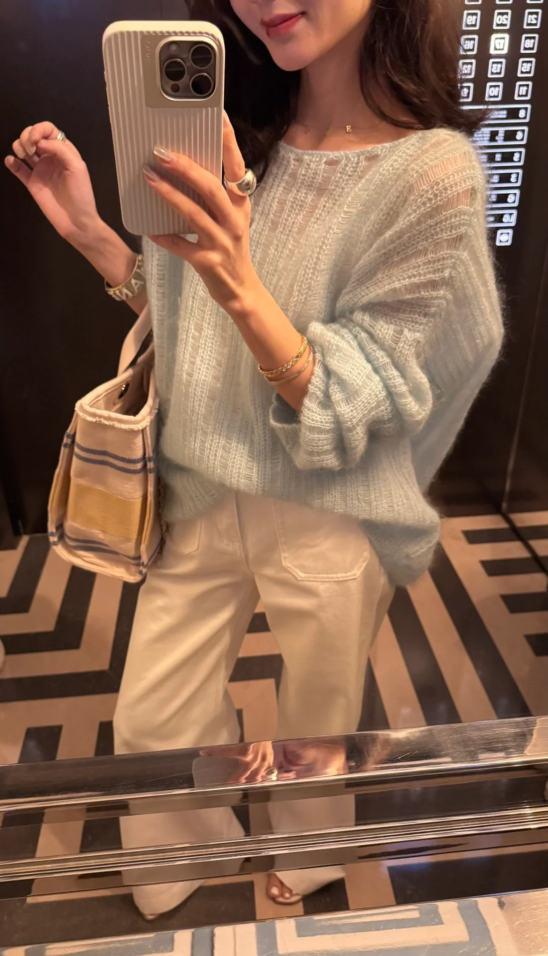 Пляжная сумка Chanel 25c, косметичка, ярко-желтая.