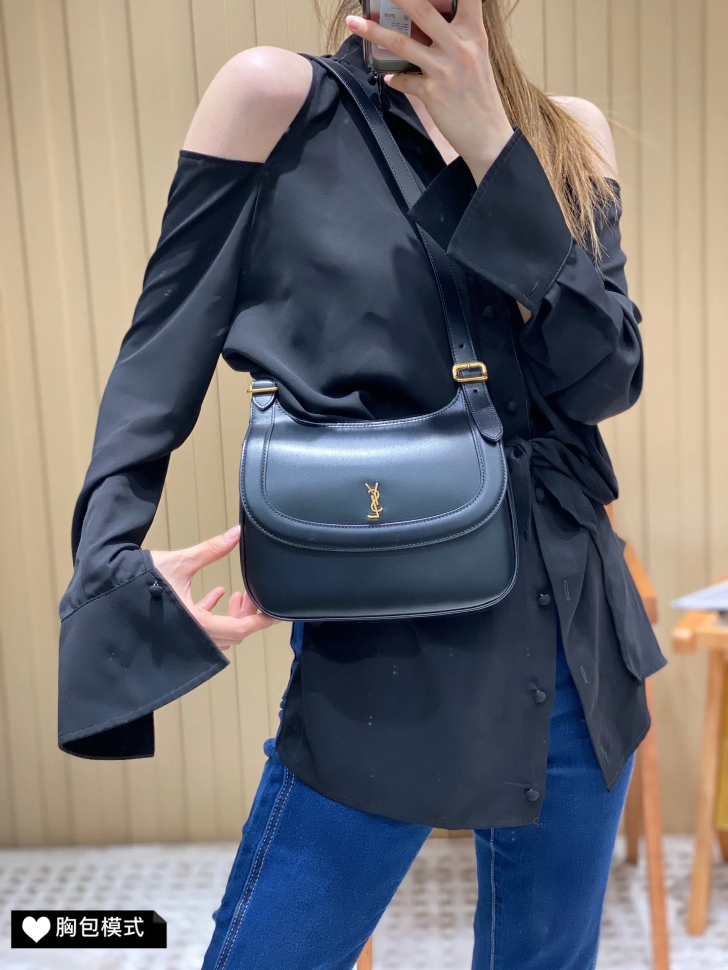 Новинка сезона весна/лето 2022 от YSL - Сумка через плечо/кроссбоди - Фотографии в действии