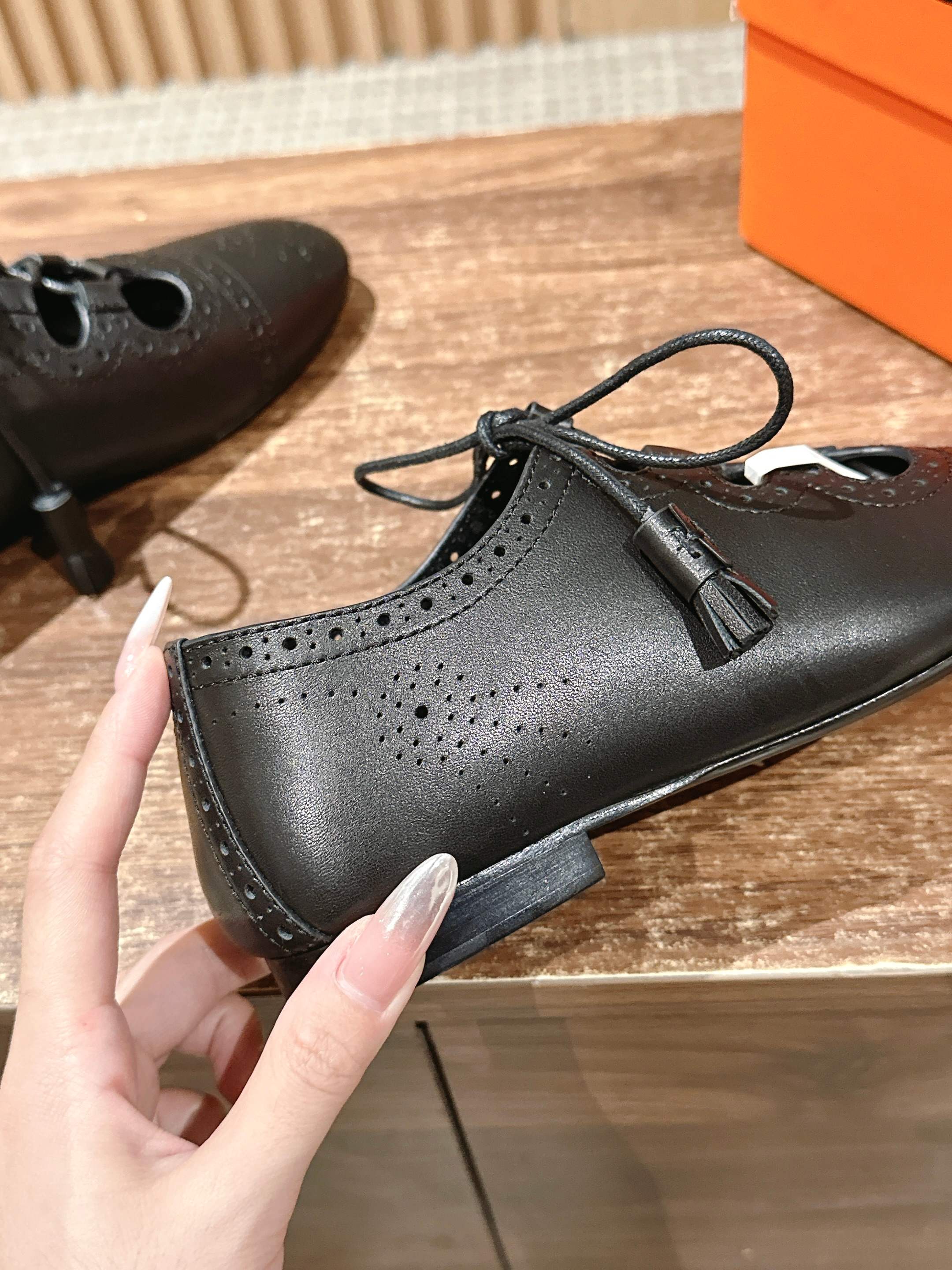 Hermes - Перфорированные балетки с резным узором - Черные