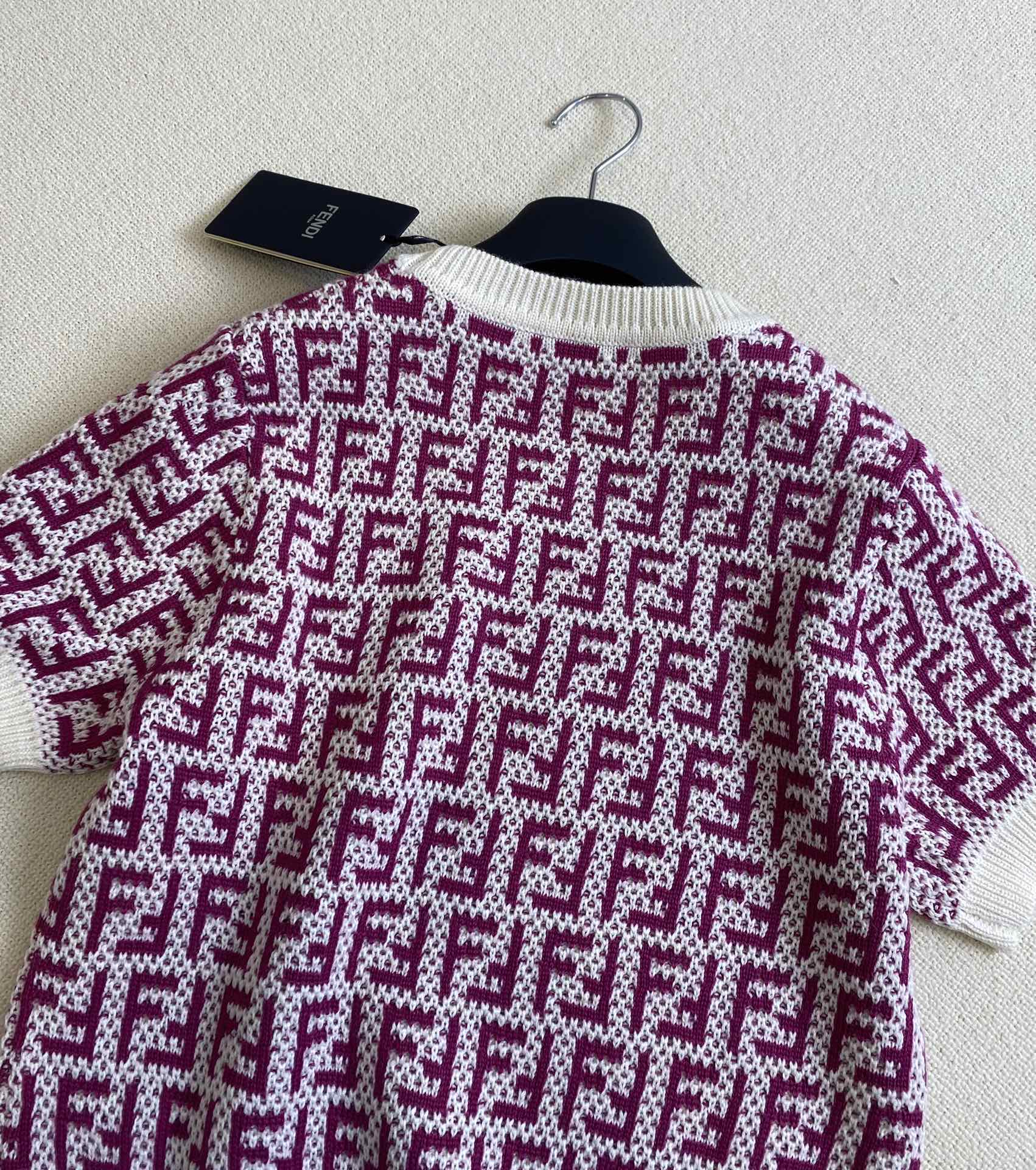 Fendi-2403 - Новинка ранней весны. Вязаная футболка с коротким рукавом и монограммой.
