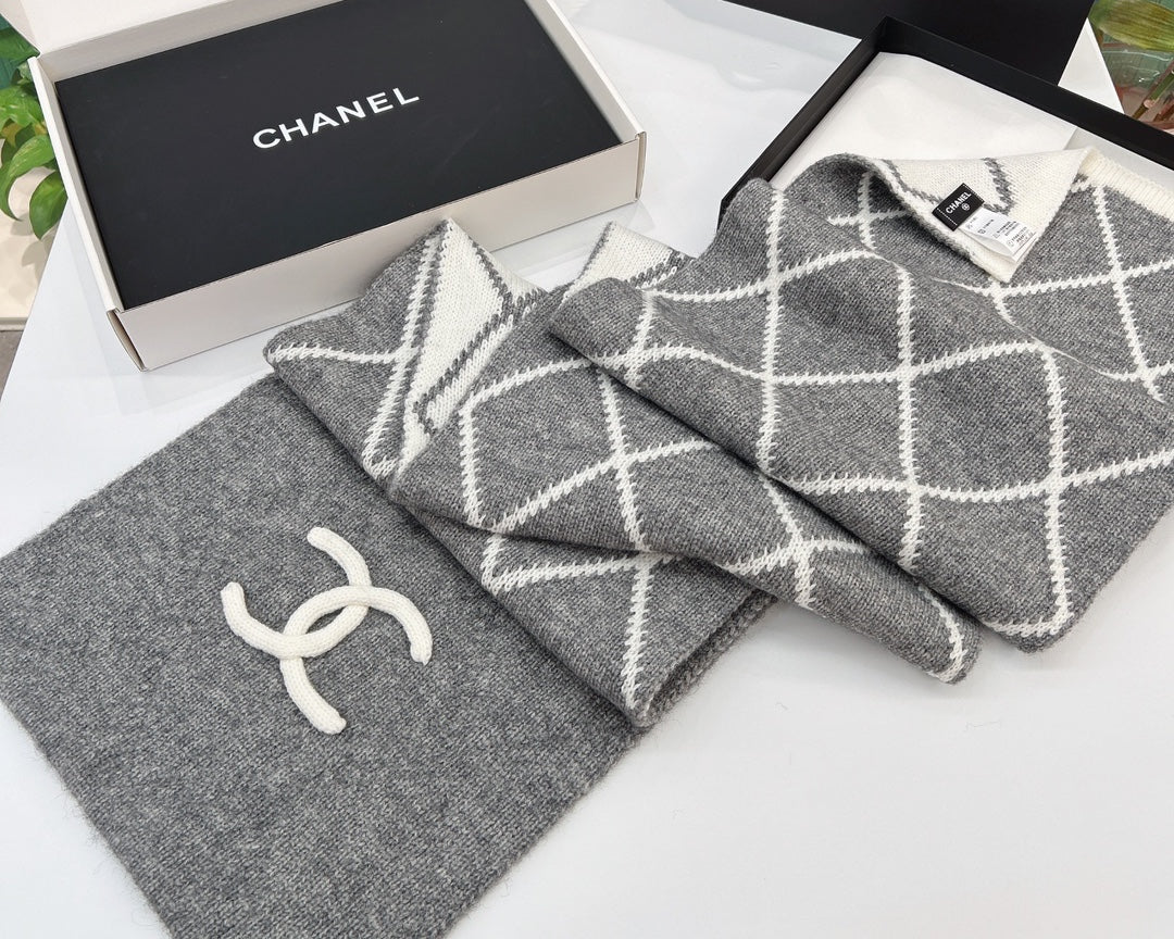 Большой платок с логотипом Chanel 2024.