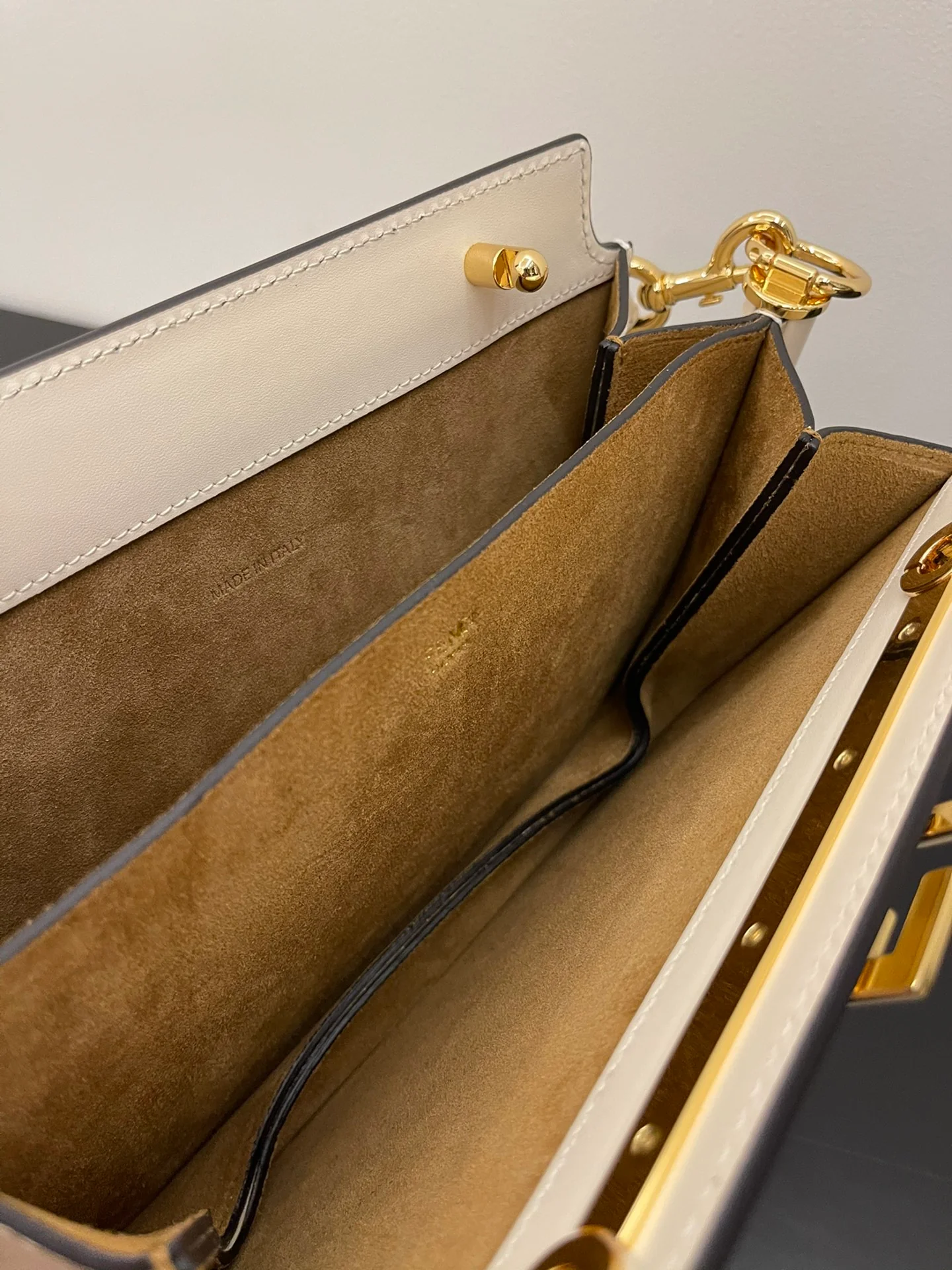 Сумка-гармошка Fendi Touch из белой кожи