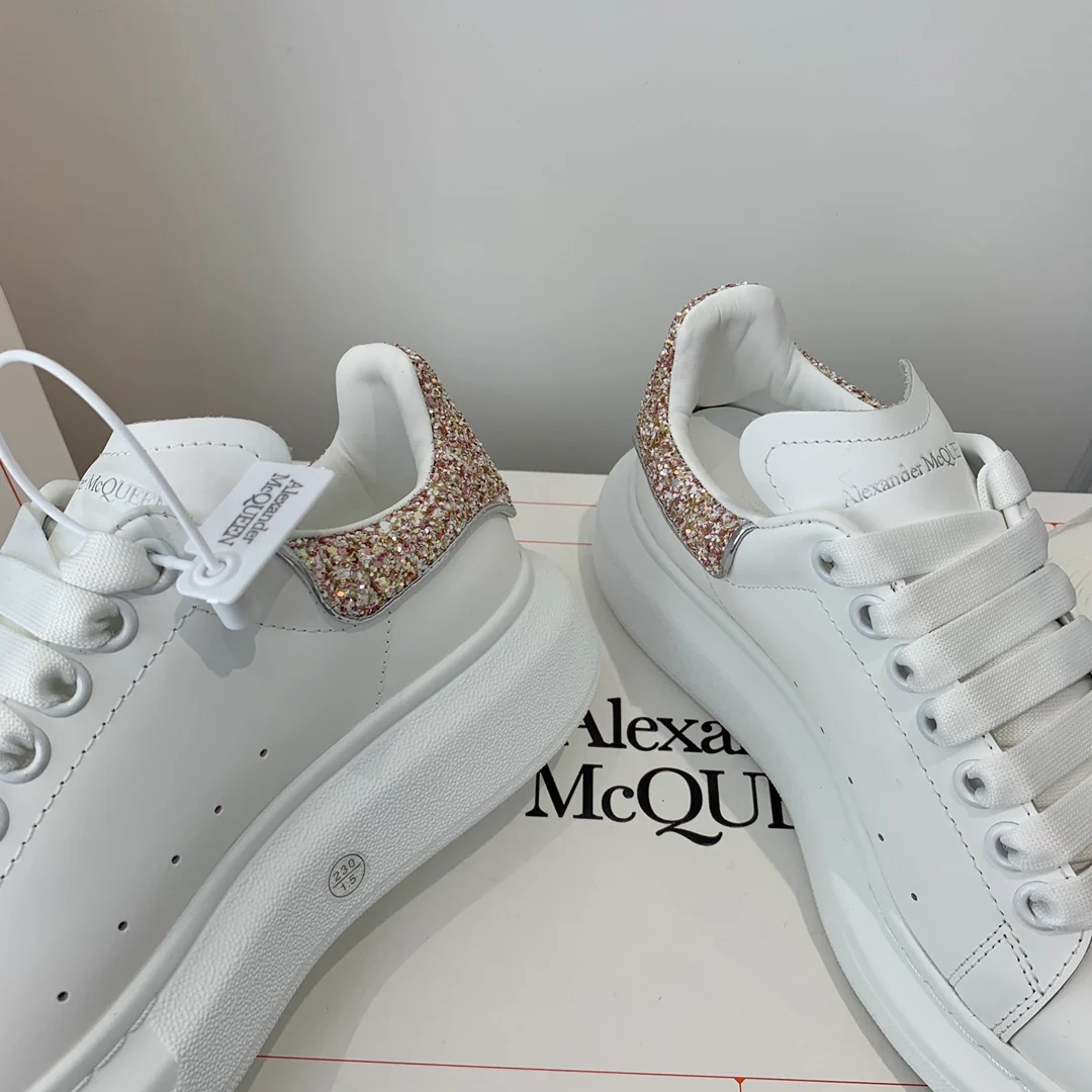 Белые кроссовки McQueen - ярко-розовые
