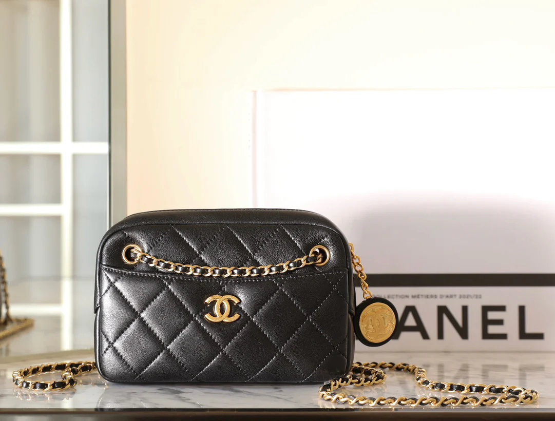 Миниатюрная сумка-фотоаппарат Chanel из 24-каратного золота с монетой - черная.