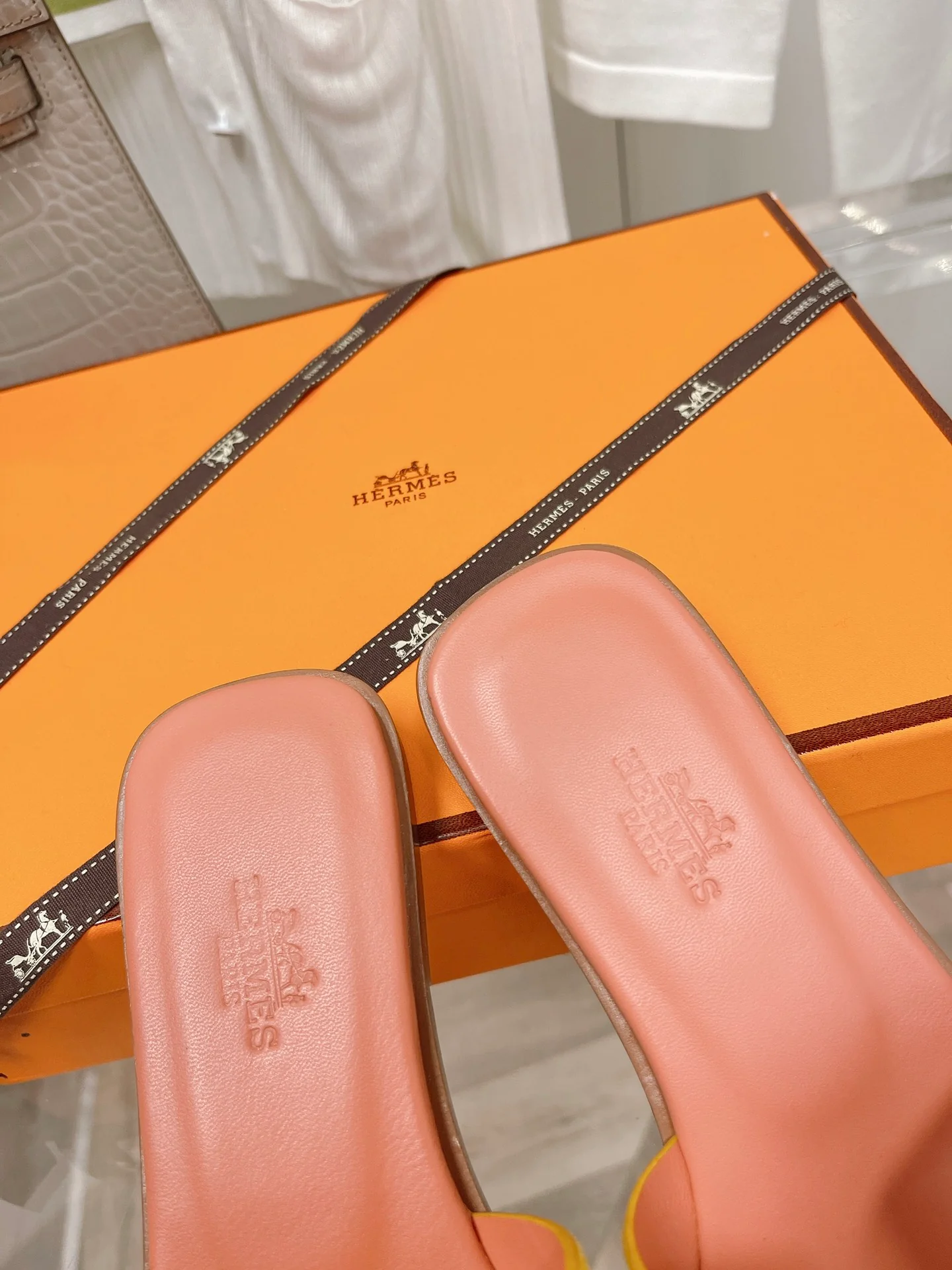 Новинка 2022 года от Hermes - Итальянские тапочки H из оленьих рогов - Розовые и желтые