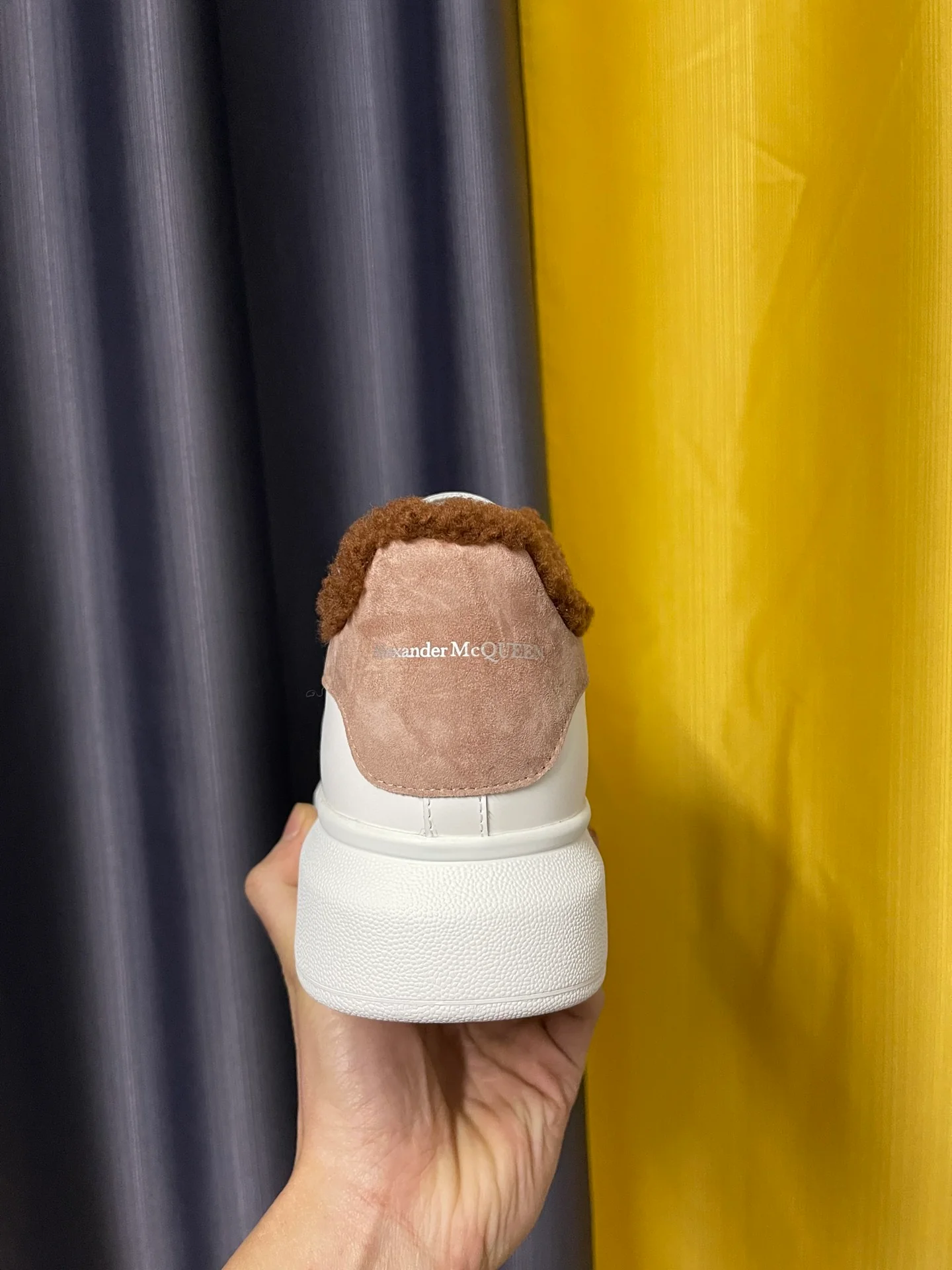 Классические белые кроссовки McQueen - унисекс - пыльно-розовый с коричневой меховой отделкой - Премиум-издание