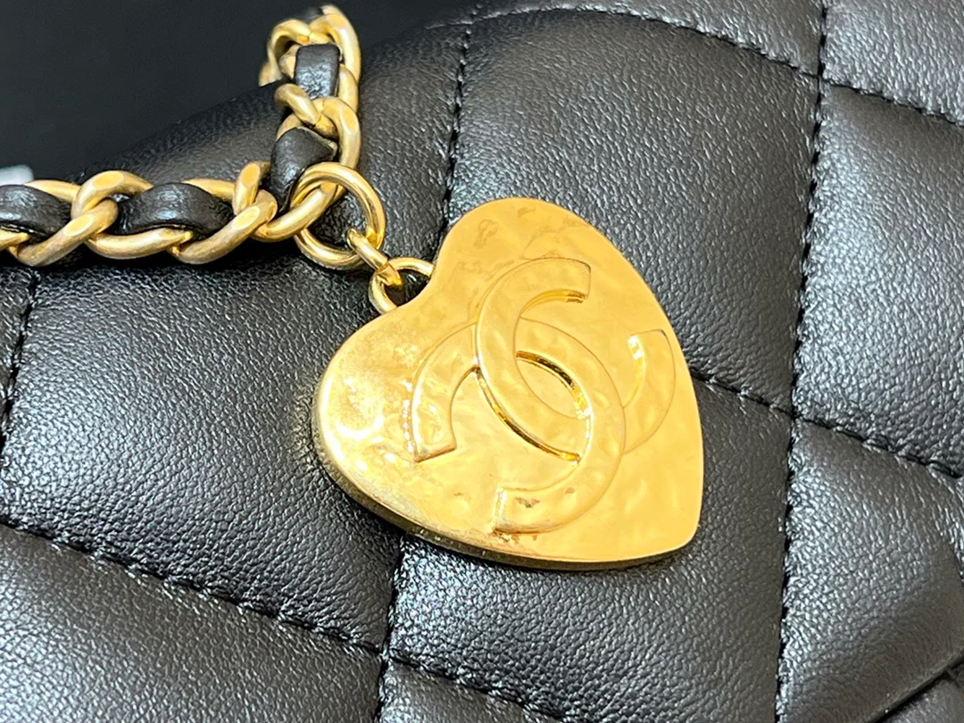 Новинка сезона осень/зима 2022 от Chanel - Сумка с подвеской в ??виде сердца на цепочке - Лимитированная серия - Черная