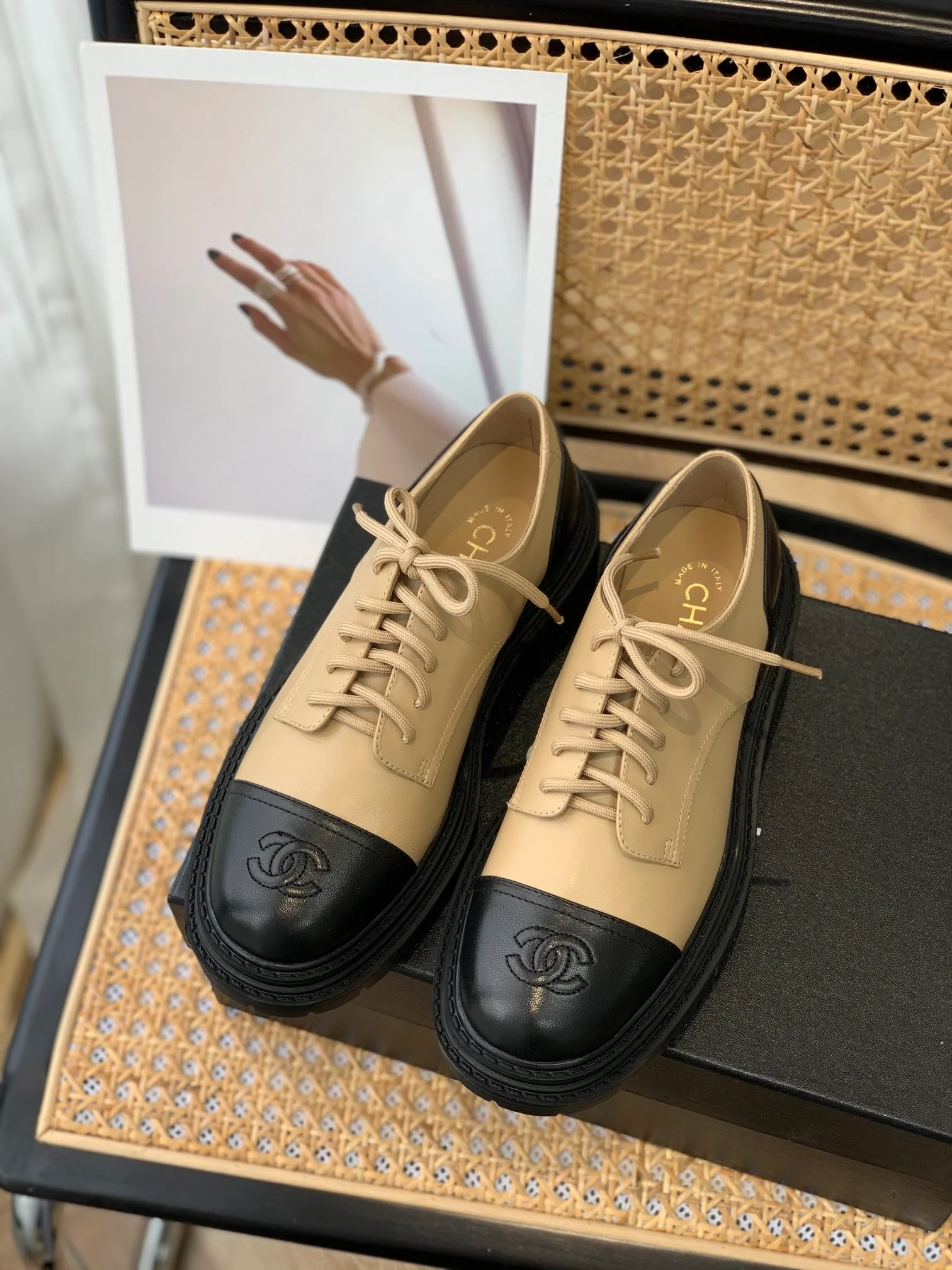 Классические туфли Chanel на массивном каблуке - абрикосового цвета