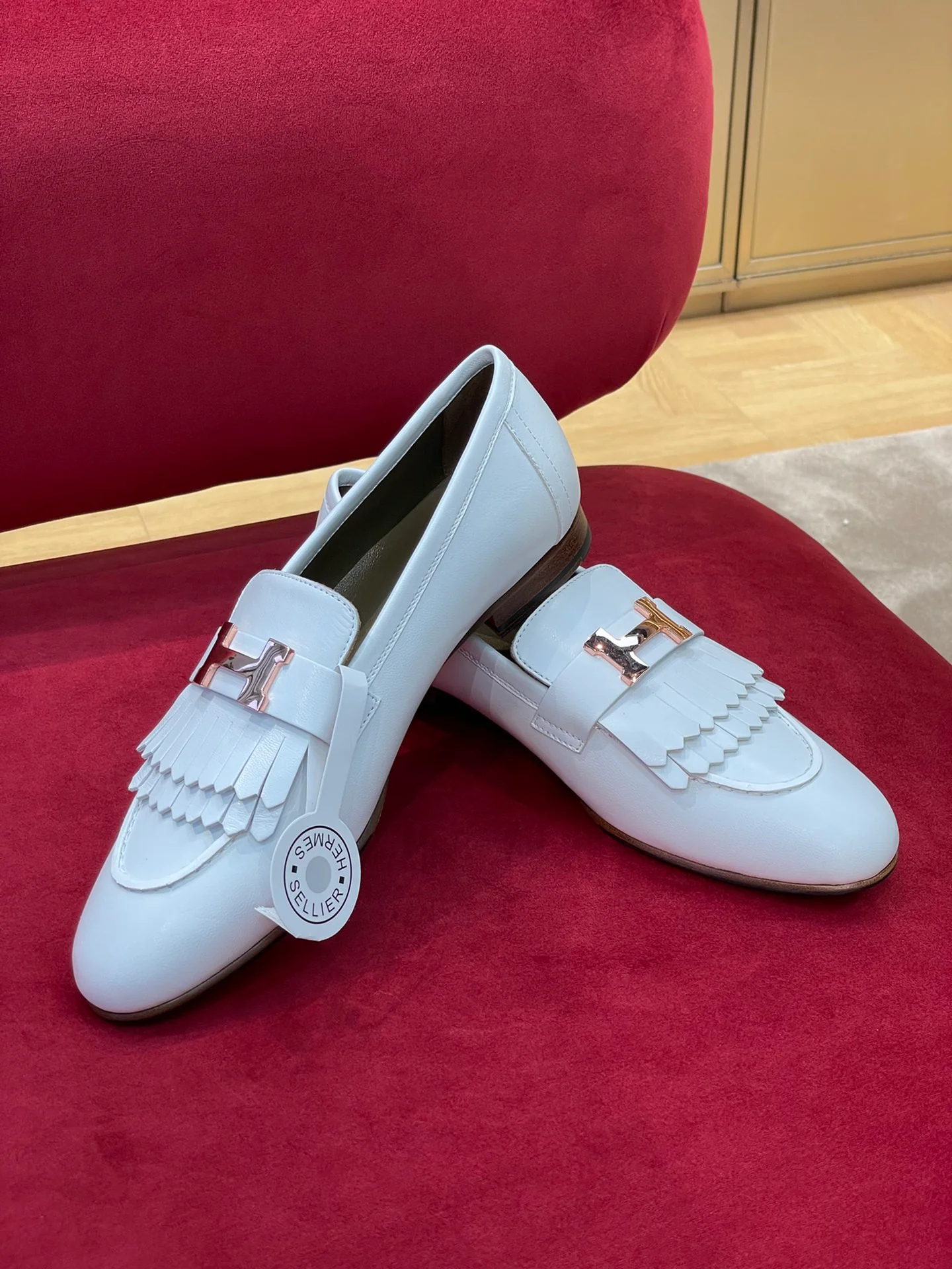 Hermes: новая расцветка 2022 года - классические лоферы с кисточками.