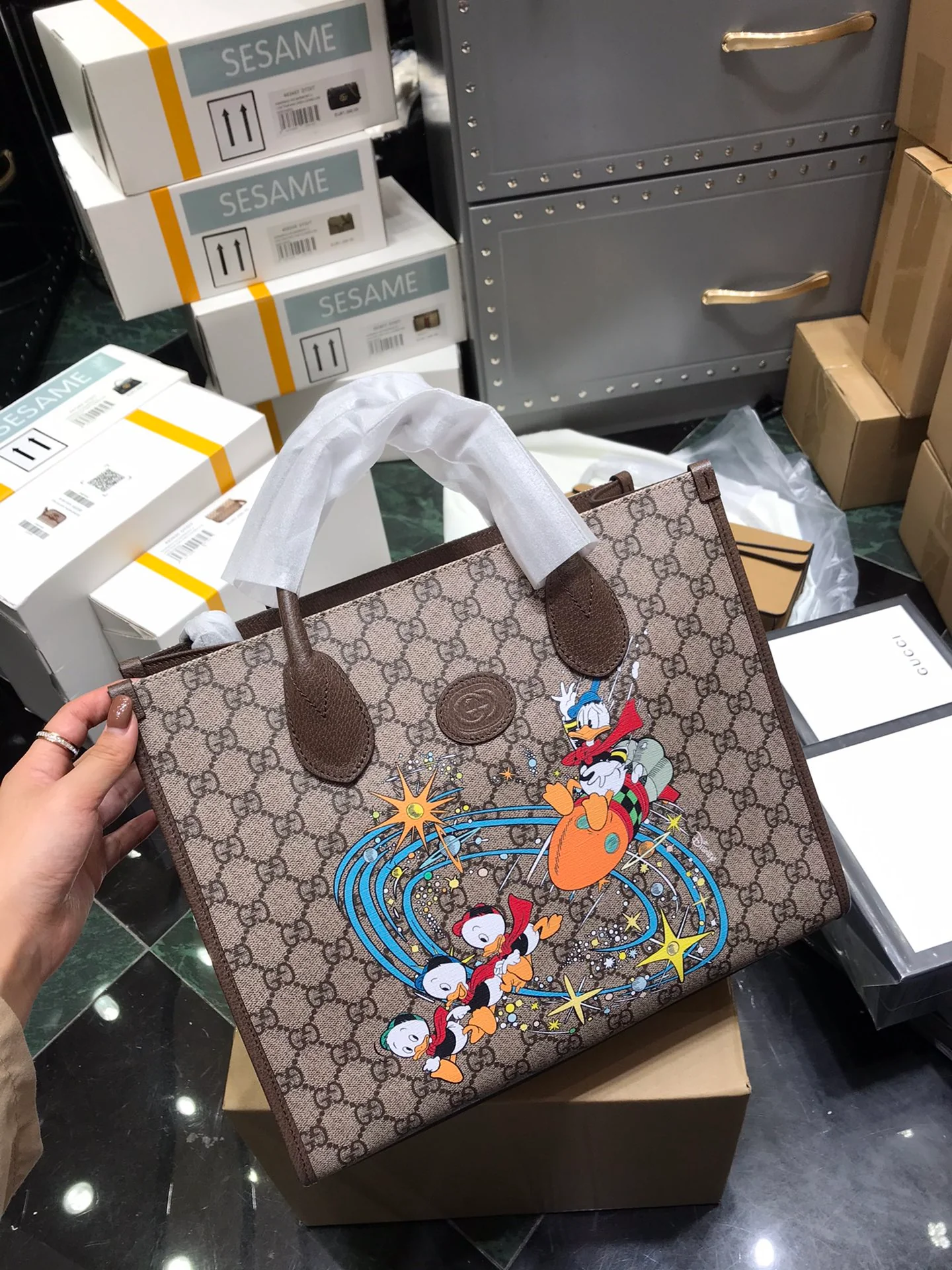 Маленькая сумка для покупок Gucci с изображением Дональда Дака