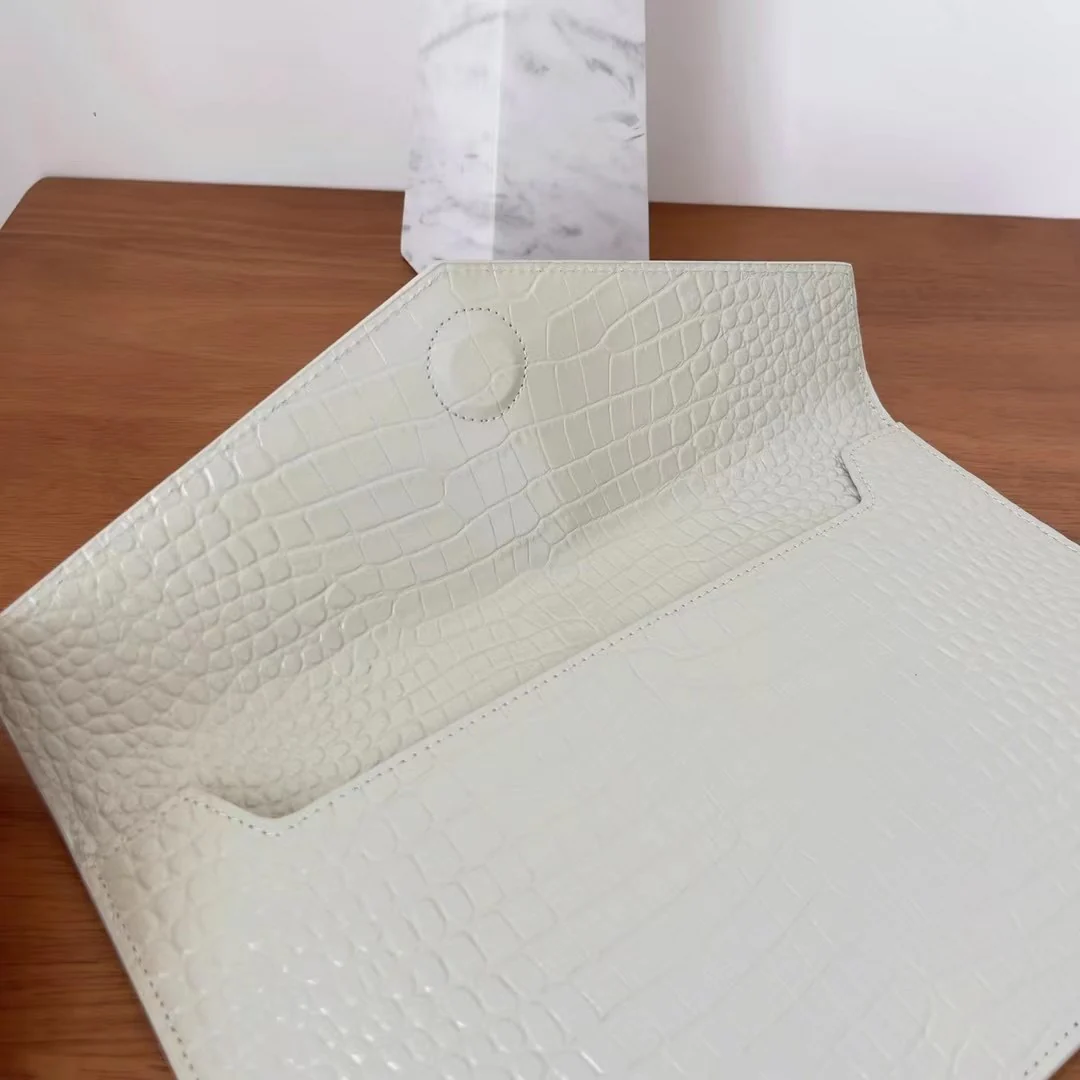 Клатч YSL с тиснением под крокодиловую кожу