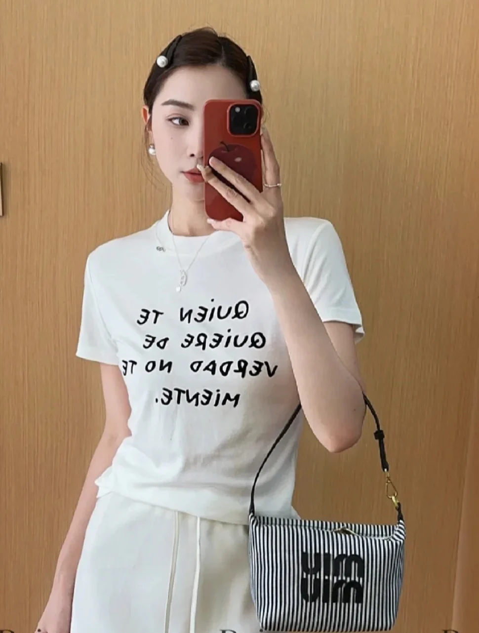 Косметичка/сумка для ланча Miu Miu из жаккардовой ткани - на фото.